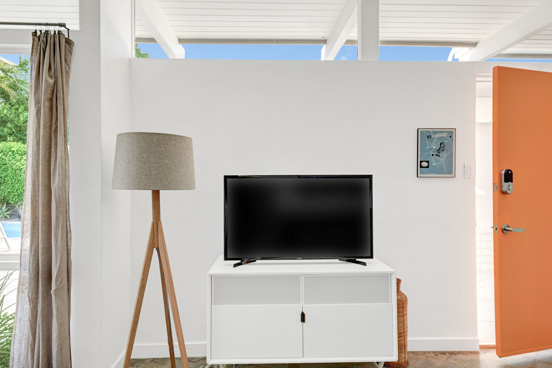 TV AND ENTRY WITH LAMP.jpg