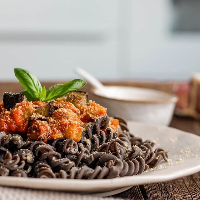 Hoy lunes, empezamos semana sin temporal y con muchas ganas y energ&iacute;a con un plato de pasta rico, rico. Que levante la mano a quien no le guste la pasta! Creo que es de los alimentos m&aacute;s universales que existen. 
La receta de hoy es f&a