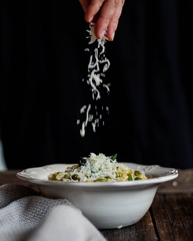 RISOTTO CON GUISANTES Y ESP&Aacute;RRAGOS VERDES, receta tipica italiana con verduras de temporada. En casa siempre triunfa, nos encanta la combinaci&oacute;n de sabores, la textura cremosa y el arroz al dente. La receta est&aacute; en la web y en el