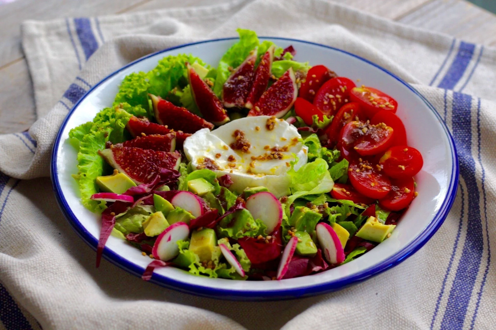 ENSALADA DE BURRATA CON HIGOS Y VINAGRETA DE DATIL