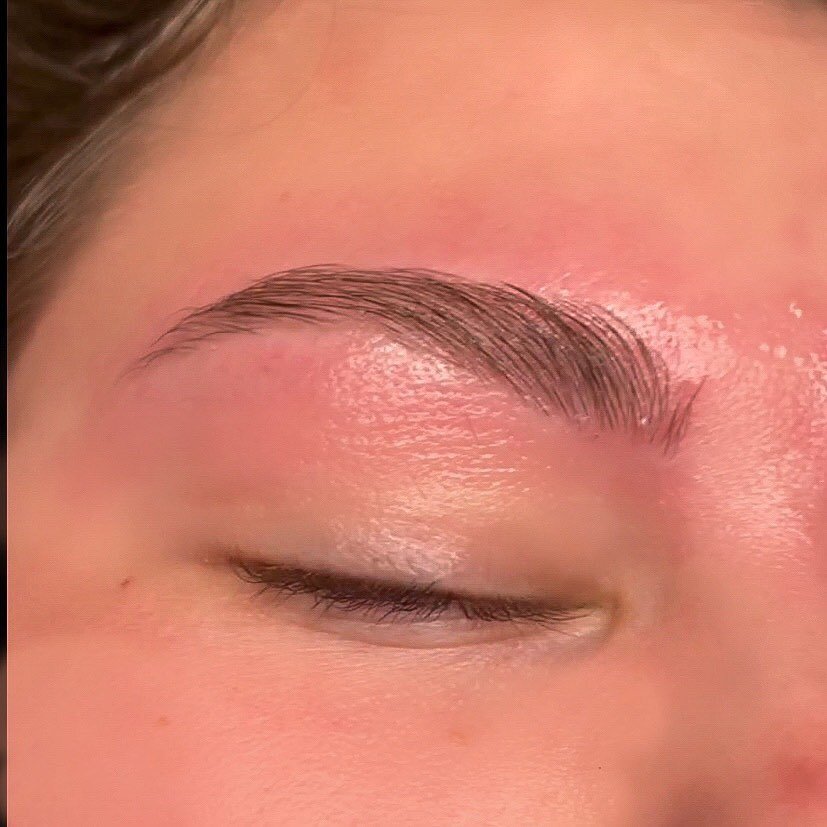 Swipe➡️ to see the before😲 
We love a clean brow wax! Done by @emilyandesthetics 🤍

.
.
.
#brows #browwax #stevenspoint #wisconsinesthetician #centralwisconsin #portagecounty #spa #wisconsinspa
