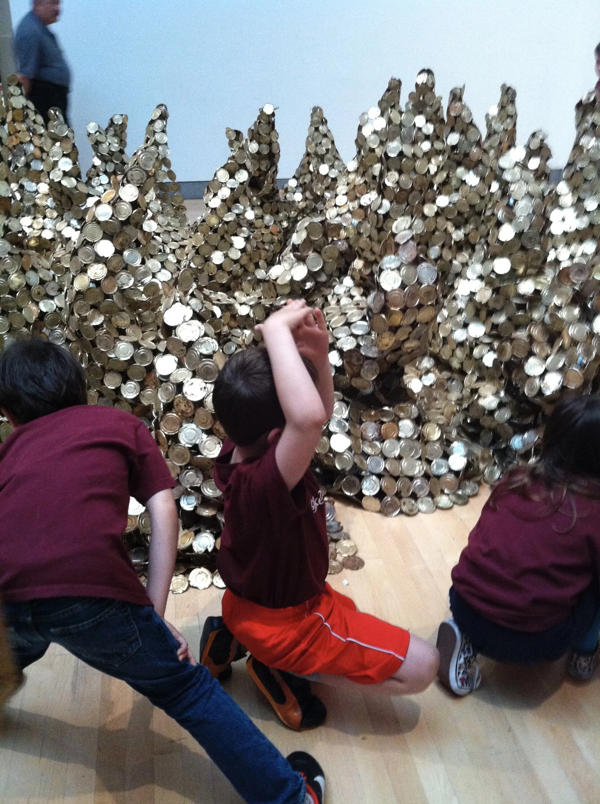  Students take the shapes of El Anatsui’s sculpture installation 