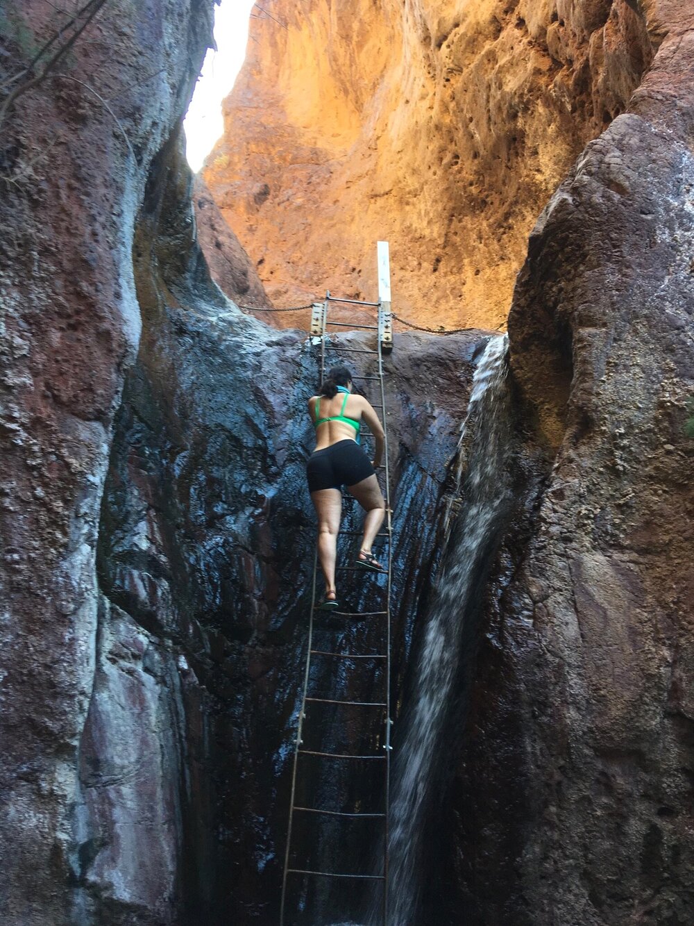  when you encounter the tall metal ladder ascending to to the stars you have made it to the Arizona Hot Springs! This ladder is bolted to the rocks and quite sturdy, however it can be slippery from the springs’ water flow, so be sure to wear those wa