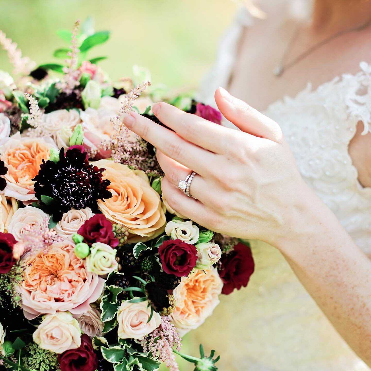 &ldquo;Flowers and Diamonds~ Both as unique as your love&rdquo;

Captured perfectly by @victoriamitchellphotography at @bunkersbarnweddings 
Beautiful rings crafted by @ameliafinejewellery 

#weddingflowers #weddinginspiration #2022wedding #bedfordsh