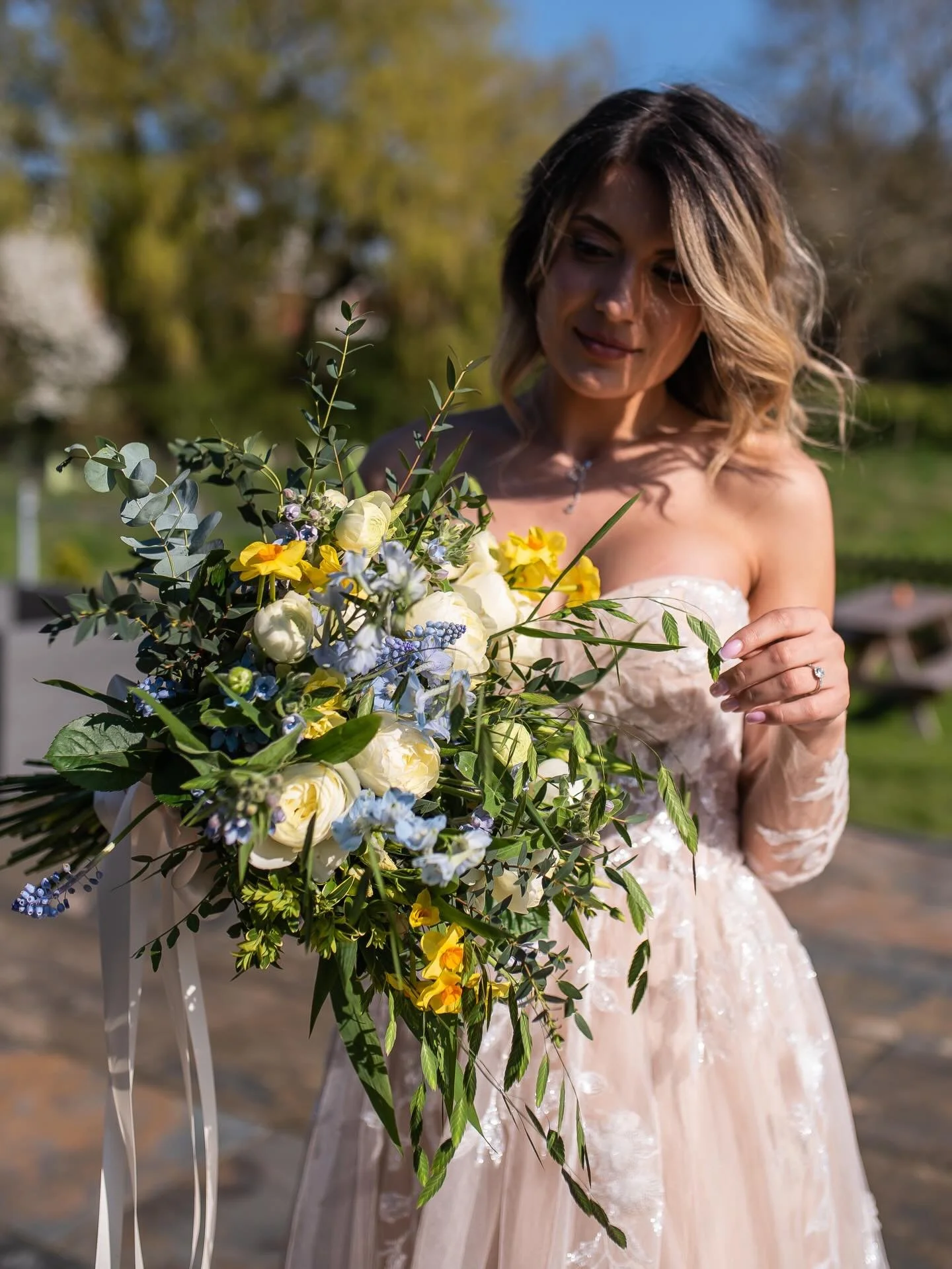 The evenings are slowly growing lighter and longer- are you beginning to dream of spring? 

Look at this bride enjoying this natural garden inspired spring bouquet with cream garden roses, beautifully scented narcissi, delicate muscari and an abundan