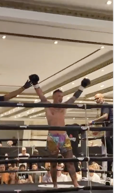MASTERCLASS IN DE RING: COACH CORNEE PAKT DE A-KLASSE WERELDTITEL KICKBOKSEN VETERANEN!
