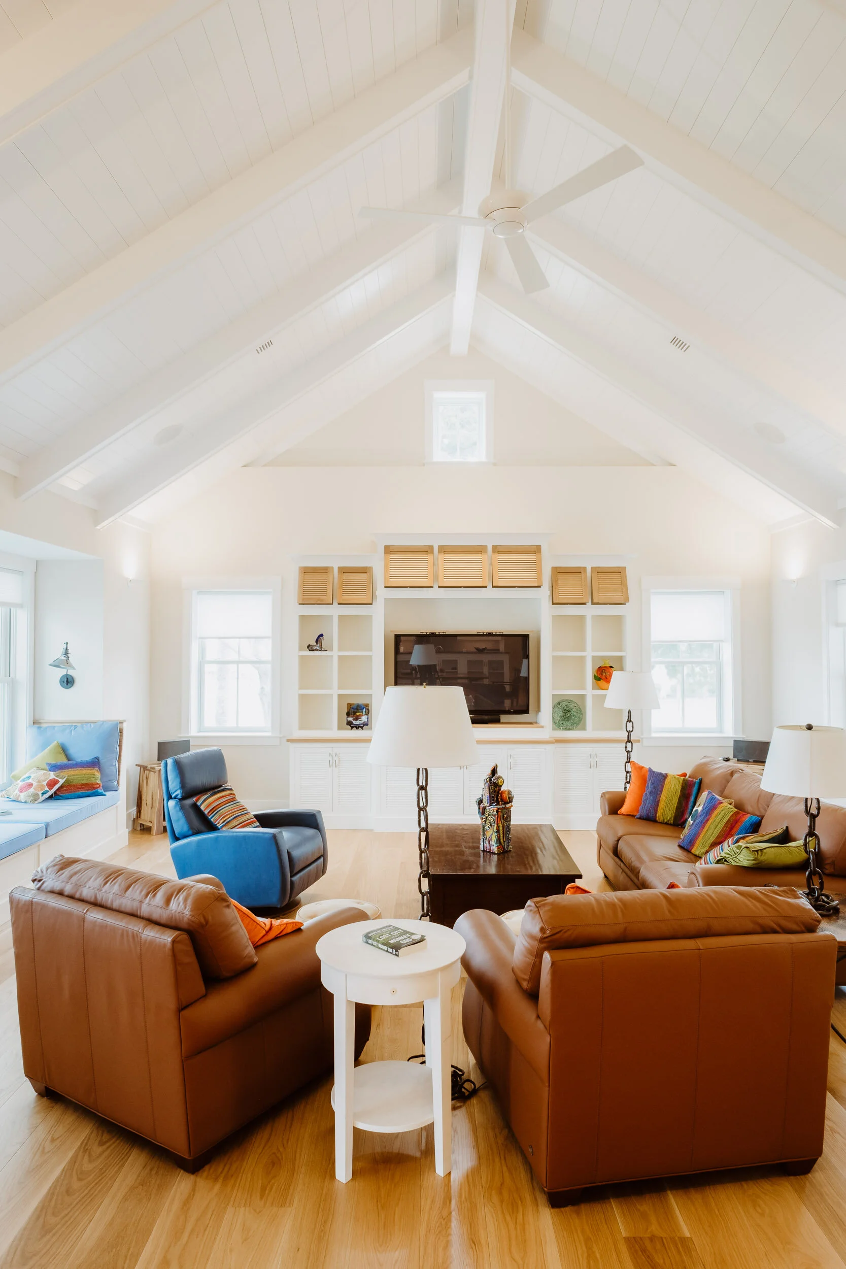 Vaulted ceiling livingroom