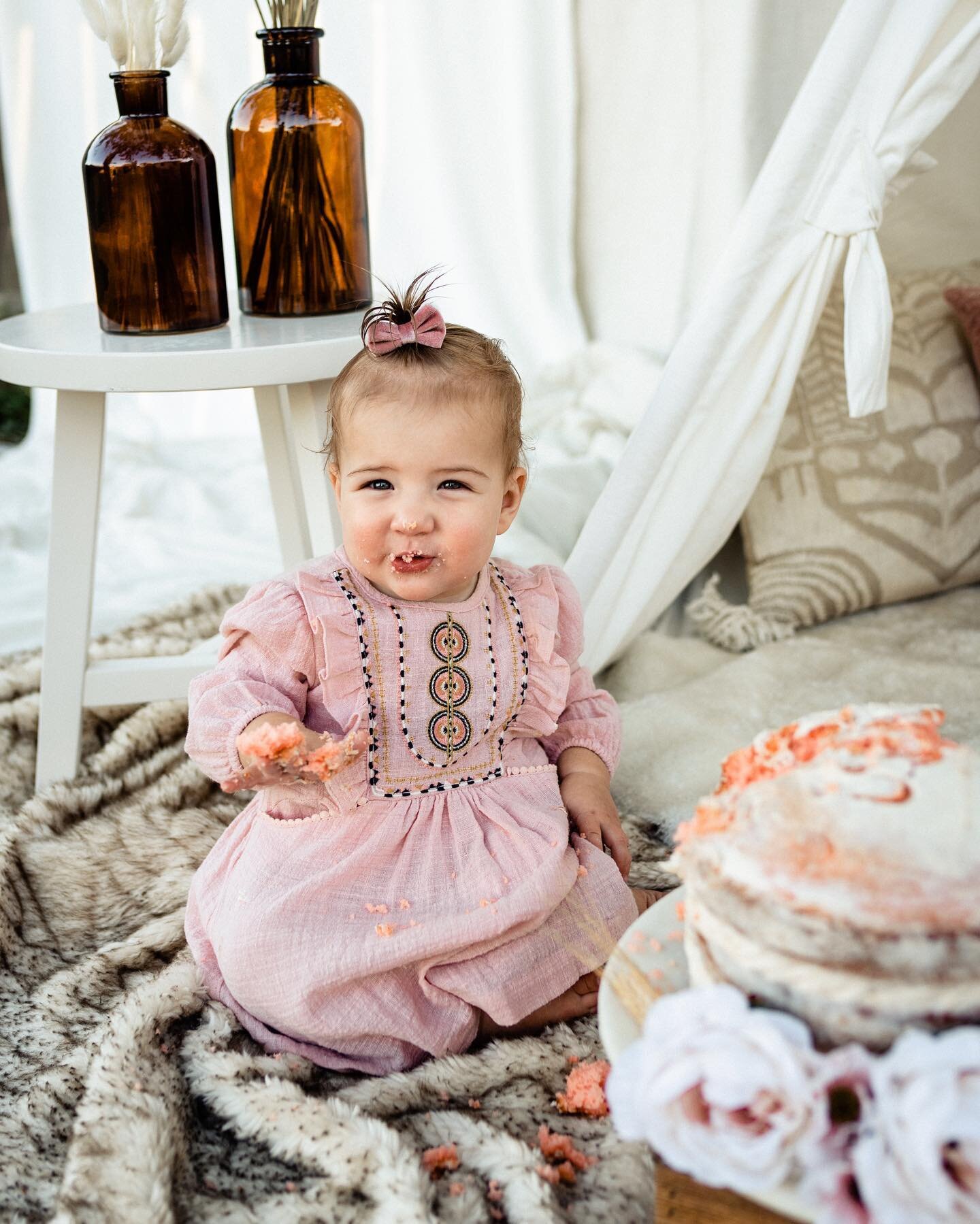 When that first bday cake tastes gewd and it&rsquo;s all for you.😍😂💕⁣
⁣
The hand on the hip in the second photo is my fave.😭 ⁣
⁣
Cute setup, cake, &amp; baby credit: @melodychildress 
⁣
⁣
⁣
⁣
⁣
#cakesmash #cakesmashphotography #portraitphotograph