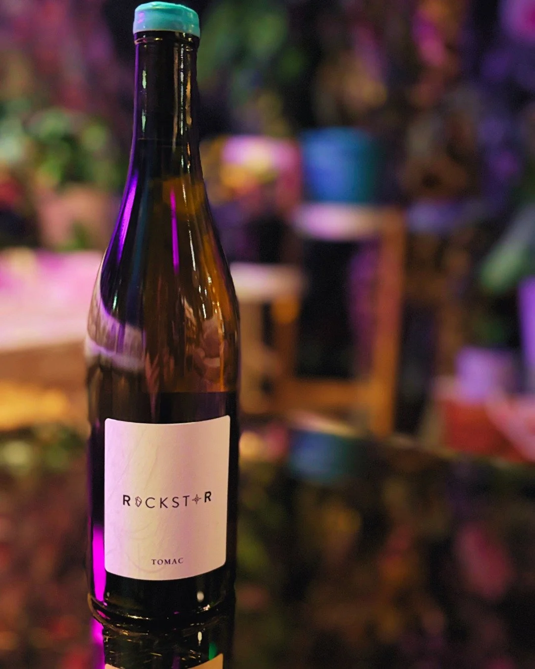 🌟 Sunday Rockstar 🌟 Tomac's weird and wonderful Rockstar Riesling landed back on our shelves yesterday, and she's as captivating as we remember. Rockstar proves that Riesling is Versatility Perfected, and supports the somme theory that Riesling is 