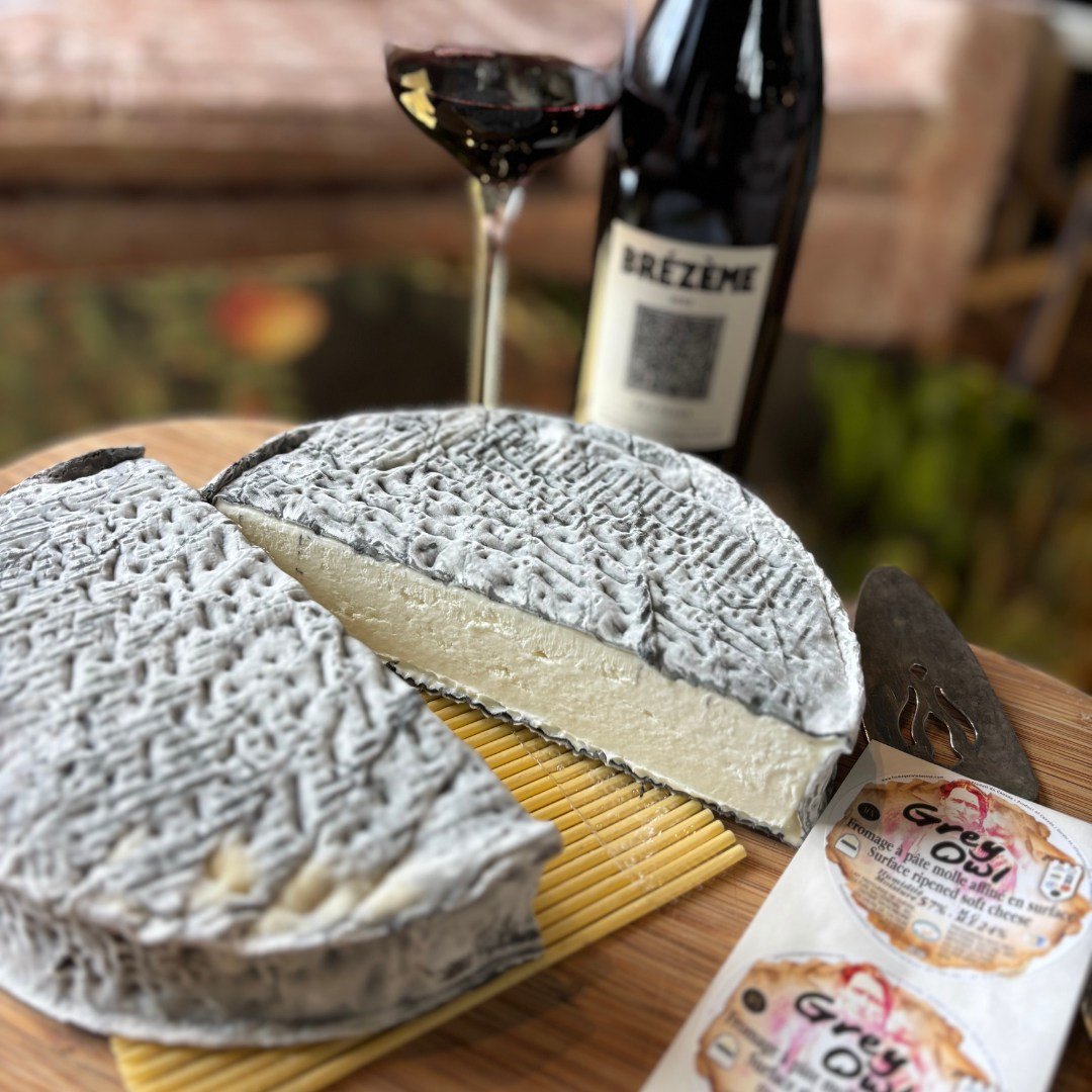 🦉 We've got a fresh wheel of Fromagerie le Detour's blissful Grey Owl in the Cheese Fridge this weekend! Hailing from Quebec, Grey Owl is a pasteurized goat's milk cheese with a soft, charcoal gray rind. Like all the tastiest things, Grey Owl is cre