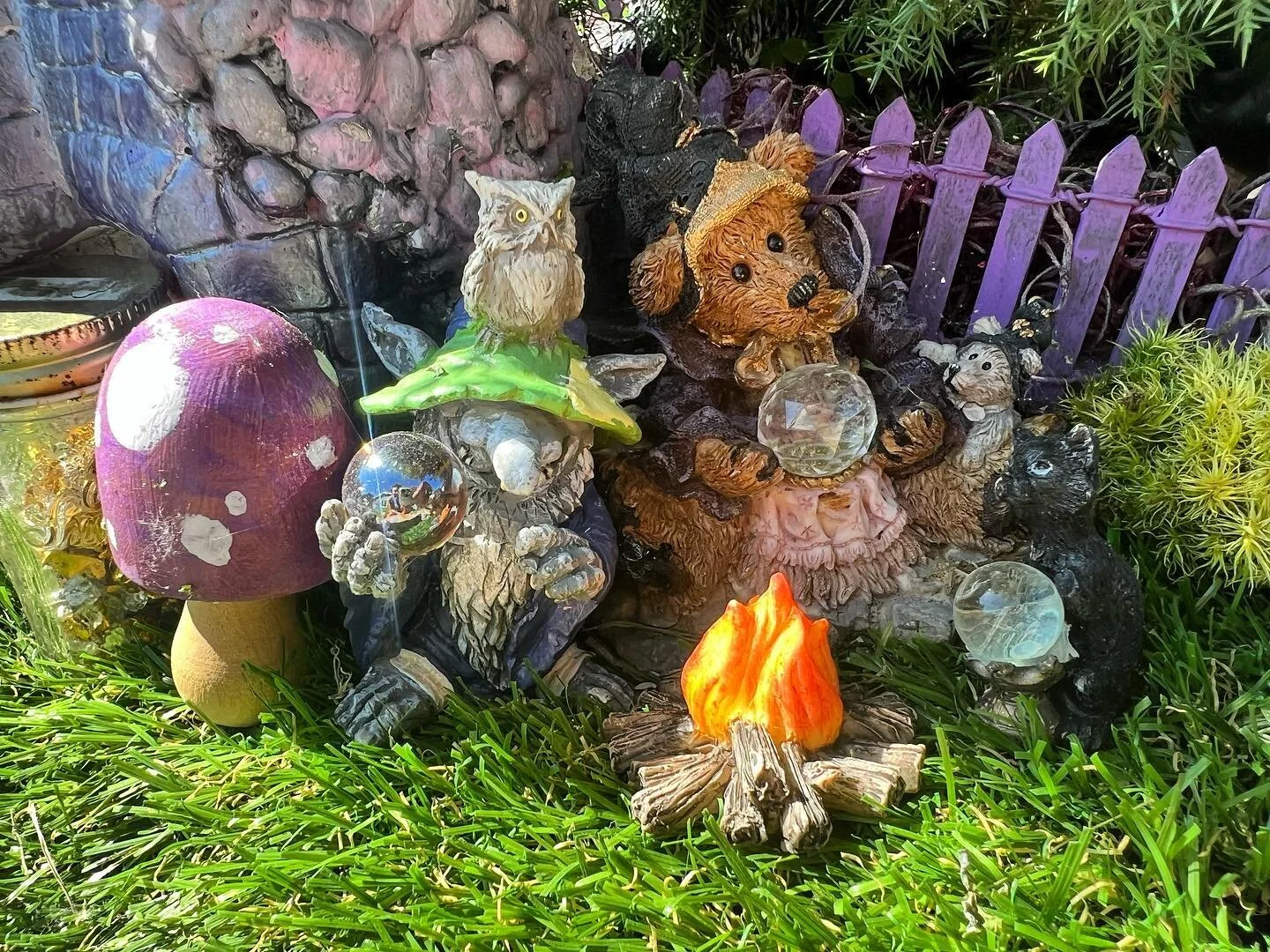 Let the s&eacute;ance begin 🪄🔮

#fairygarden #fairygardens #fairygardensofinstagram #troll #wizardbear #wizardcat #magictime