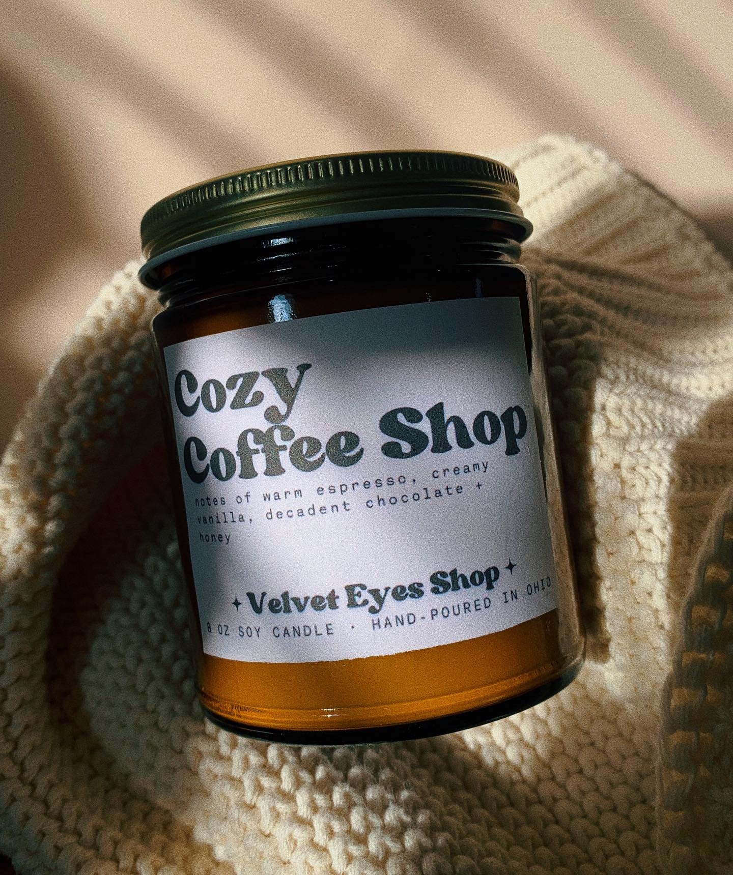 Cozy Coffee Shop &mdash;
fragrance notes: warm espresso, creamy vanilla, decadent chocolate &amp; honey
mood: this scent is perfect for when you&rsquo;re looking for a cozy, indulgent &amp; inviting scent to fill your home 

Here&rsquo;s a look into 