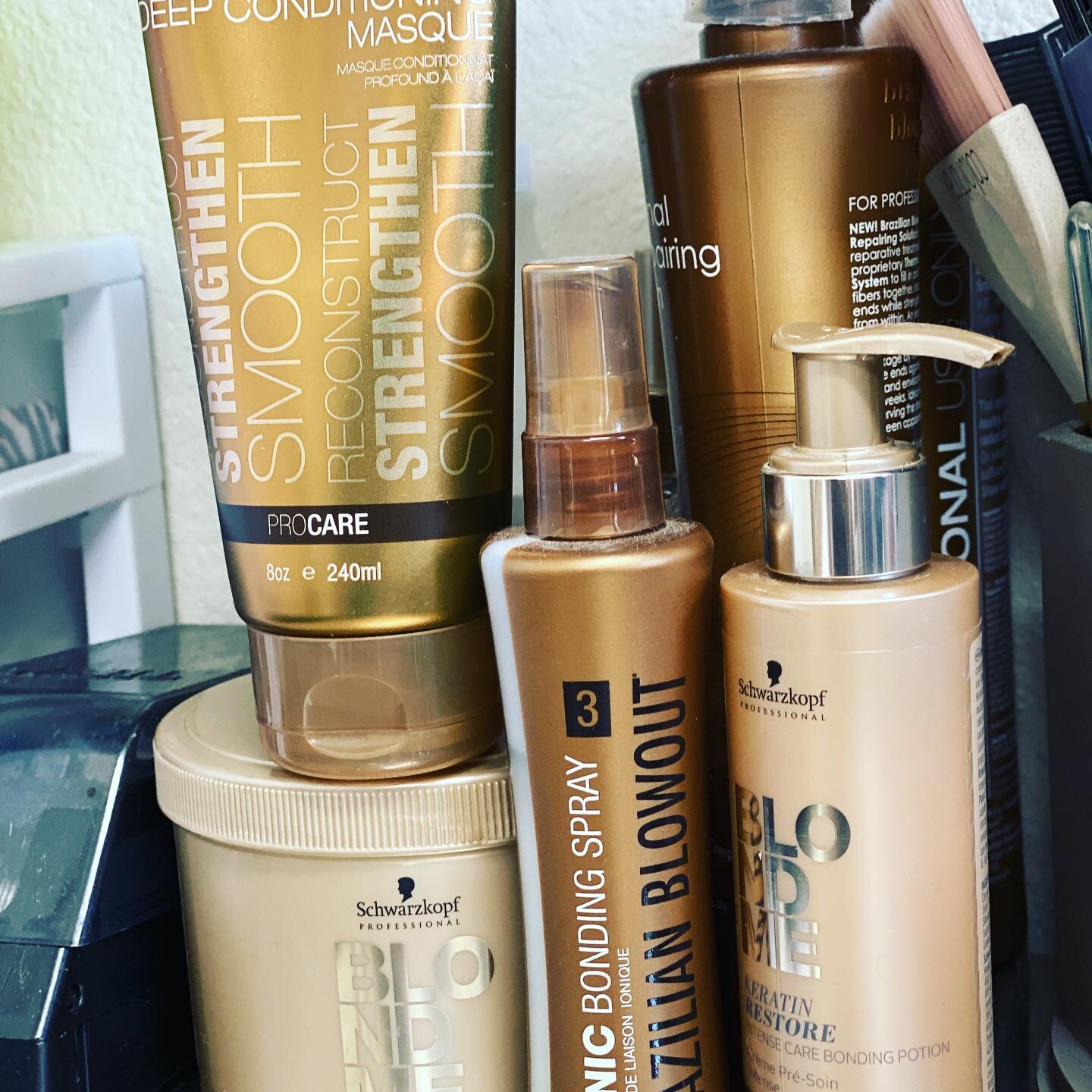 Why summer is the perfect time for a Brazilian Blowout : ⭐️reduces frizz⭐️strengthens and smooths hair⭐️protects hair from external damage⭐️increases shine⭐️lasts up to three months⭐️way less pain than &ldquo;other Brazilian beauty treatments&rdquo;?