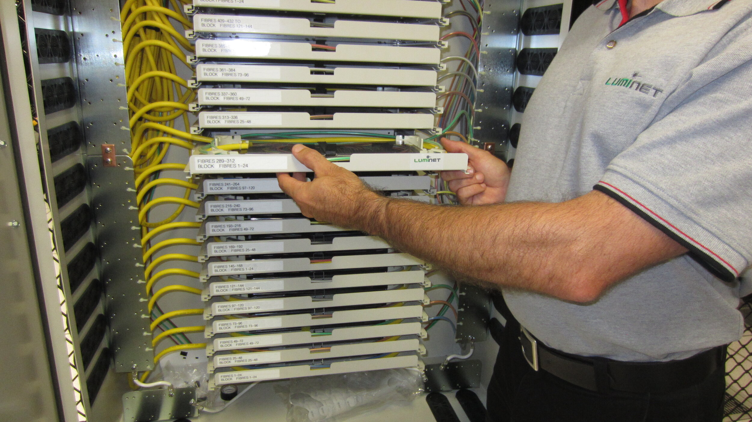 Gallery 2 - Picture 1 - Engineer with splice trays.JPG