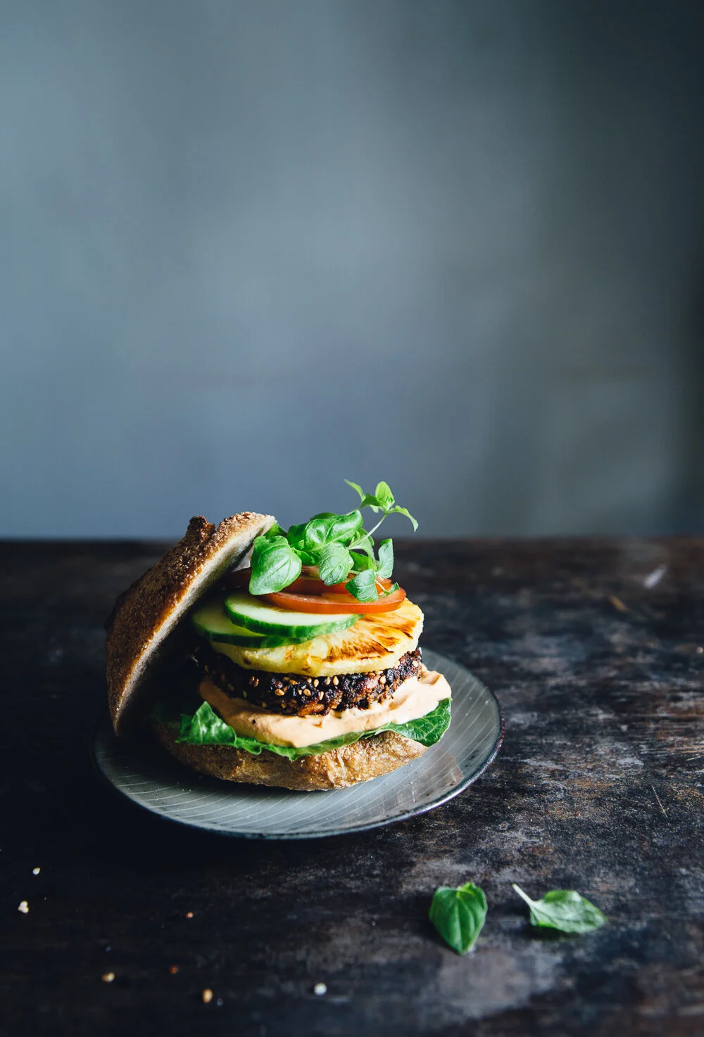 Svartrisburgare med Grillad Ananas & Cashew-Chili Mayo | Black Rice Burgers with Grilled Pineapple & Cashew Chili Mayo | gf + v