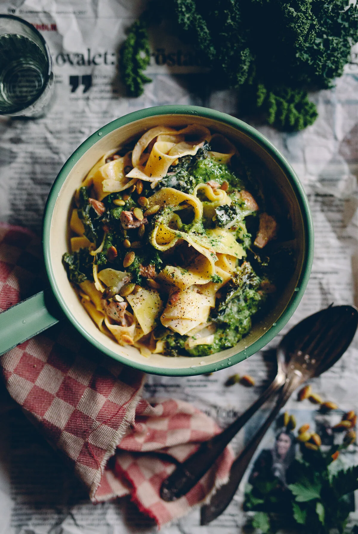 Krämig kantarellpasta med grönkål & selleripesto | v