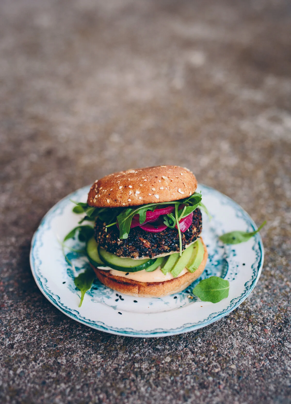 Ultimata vegoburgare med srirachamayo & snabbpicklad rödlök + Choose Thoughness Challenge!