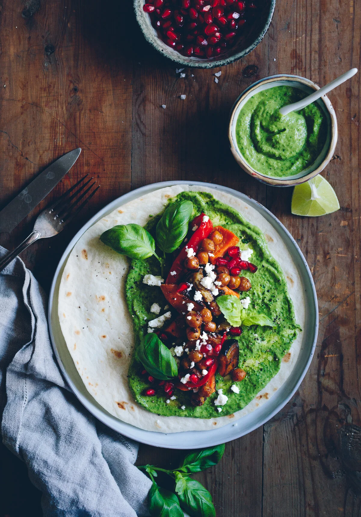 Medelhavstacos med ugnsrostade grönsaker, örtguacamole, kryddiga kikärtor, fetaost och granatäpple