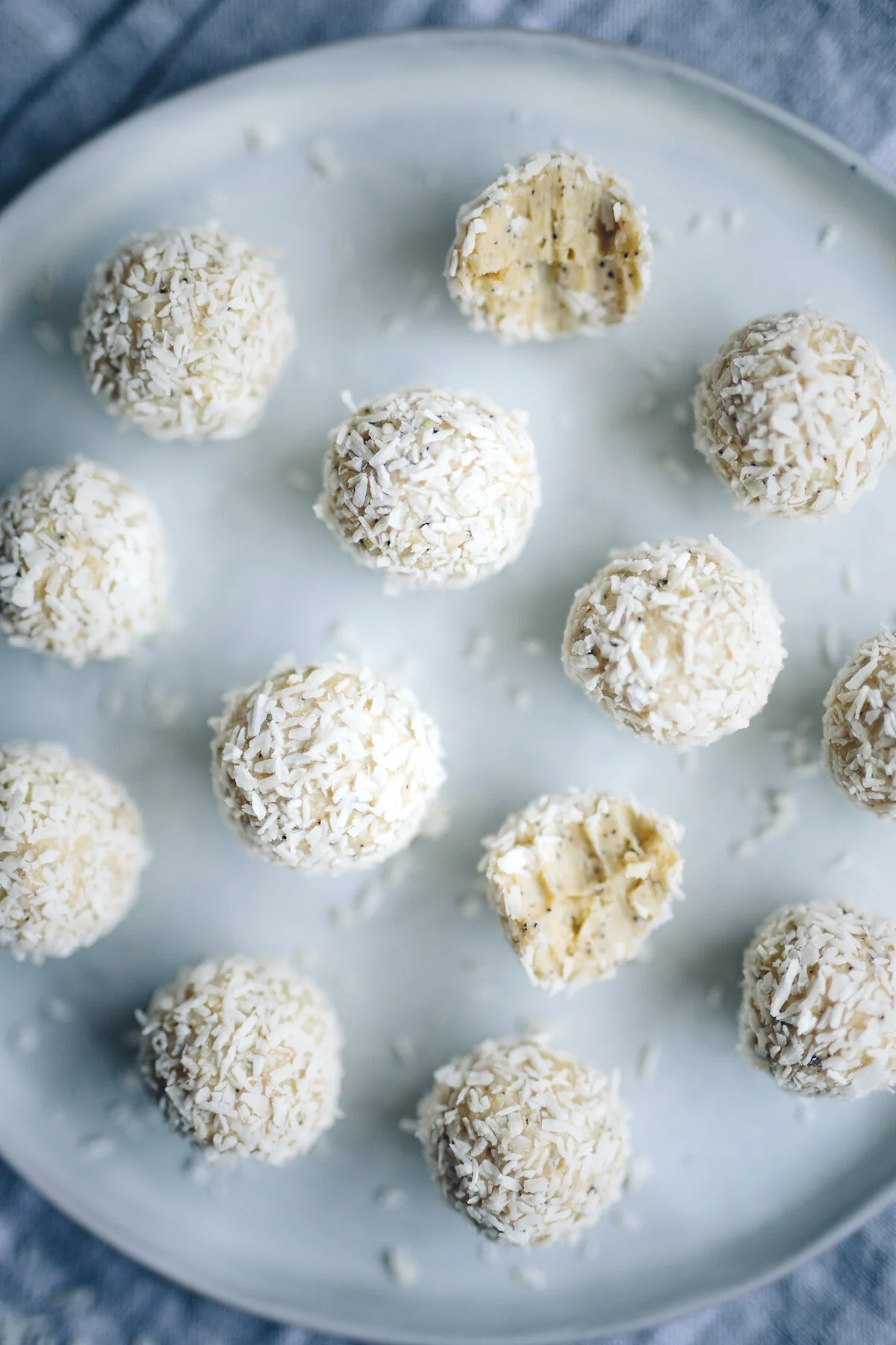 Veganska vita chokladtryfflar med kokos och passionsfrukt