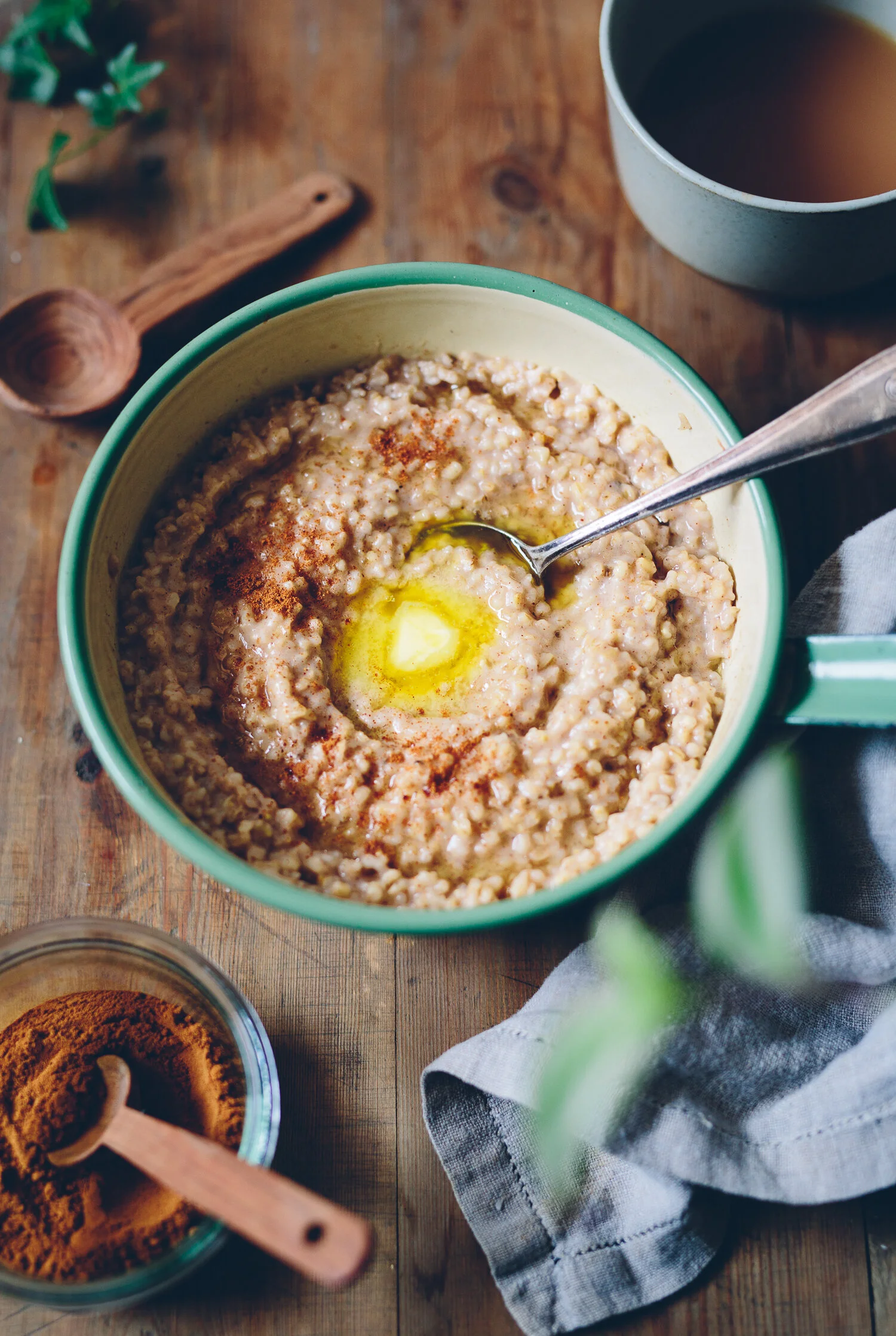 Steel Cut Oatmeal med mango, bär, nötsmör och grekisk yoghurt