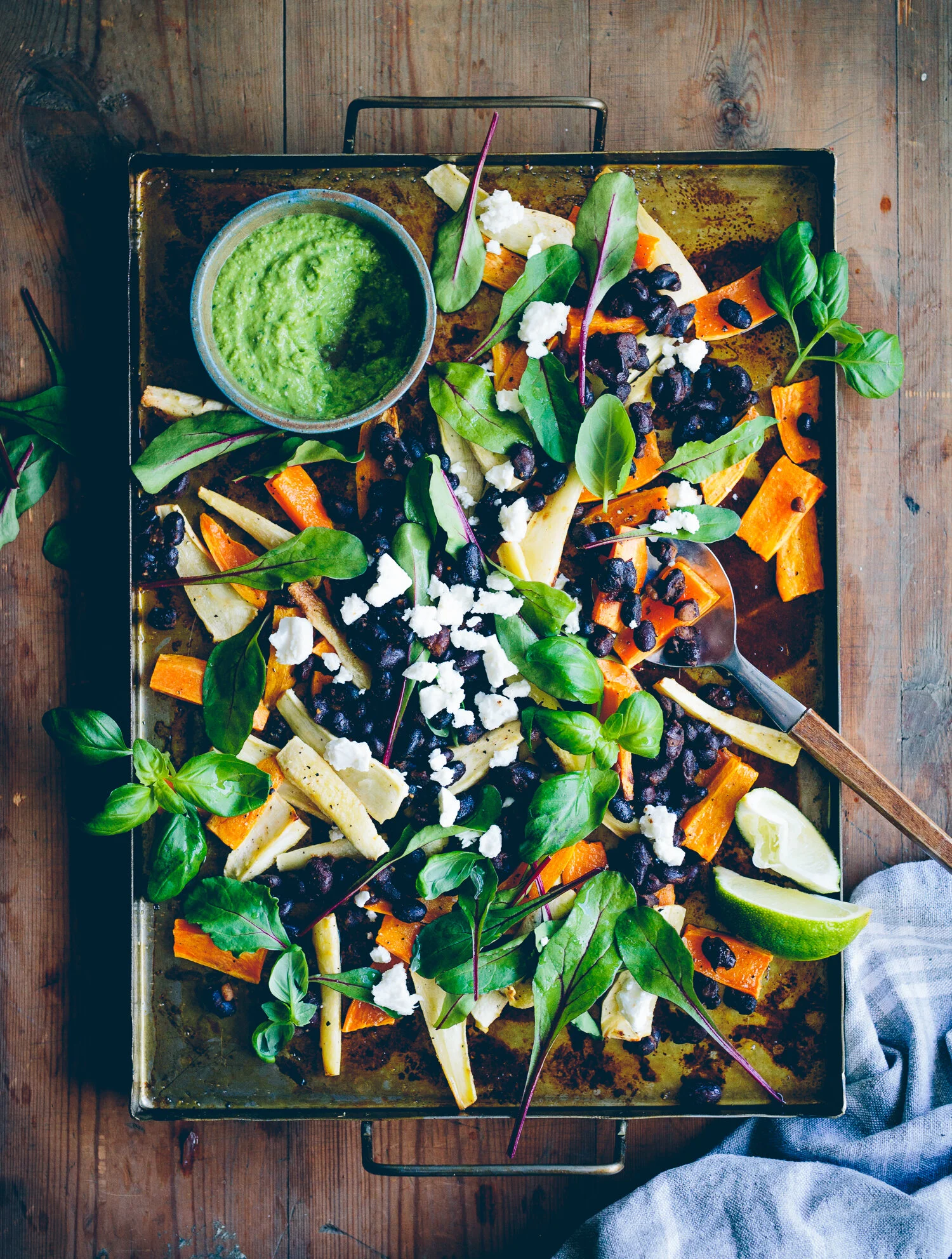 Allt på en plåt! Sötpotatis, palsternacka, rökiga svarta bönor, lime och fetaost