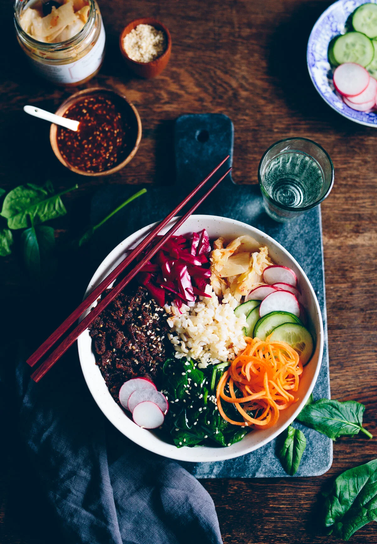Vegansk Bibimbap med Pulled Oats och Het Srirachasås