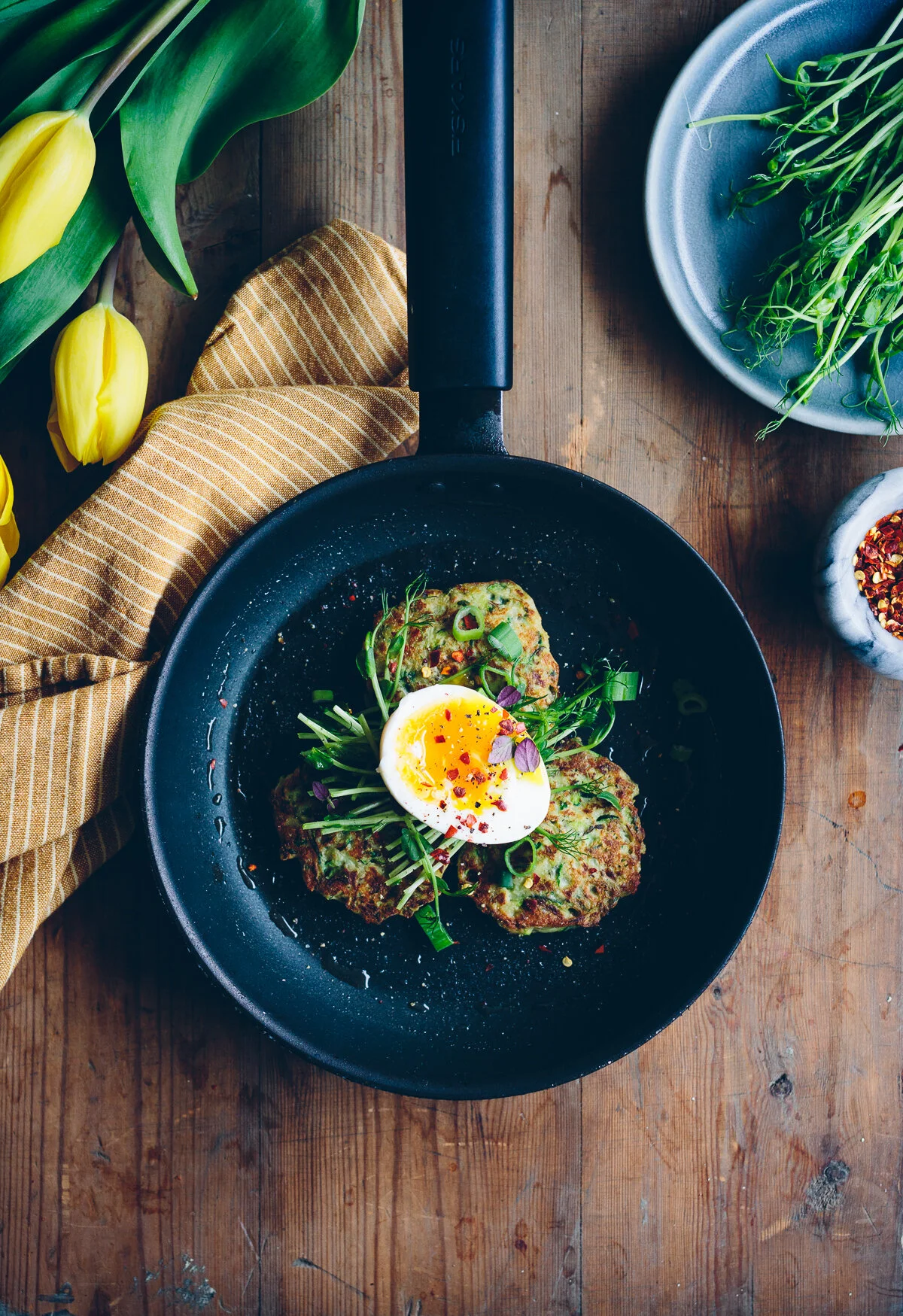Påsklunch: Zucchinifritters med parmesan, ärtskott och löskokt ägg