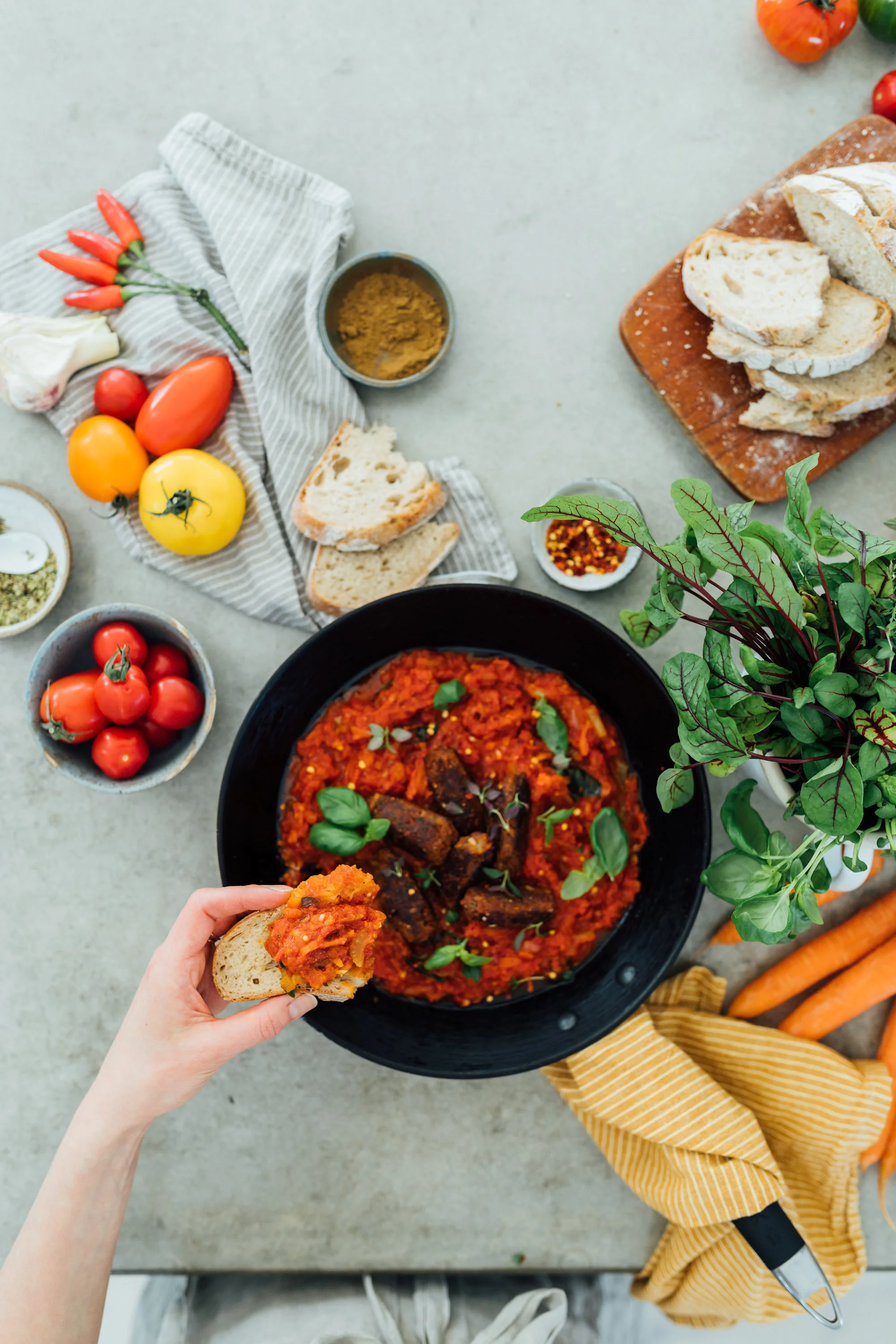 Pulled Oats Cevapcici med Het Tomatsås + Häng med en dag i köket!