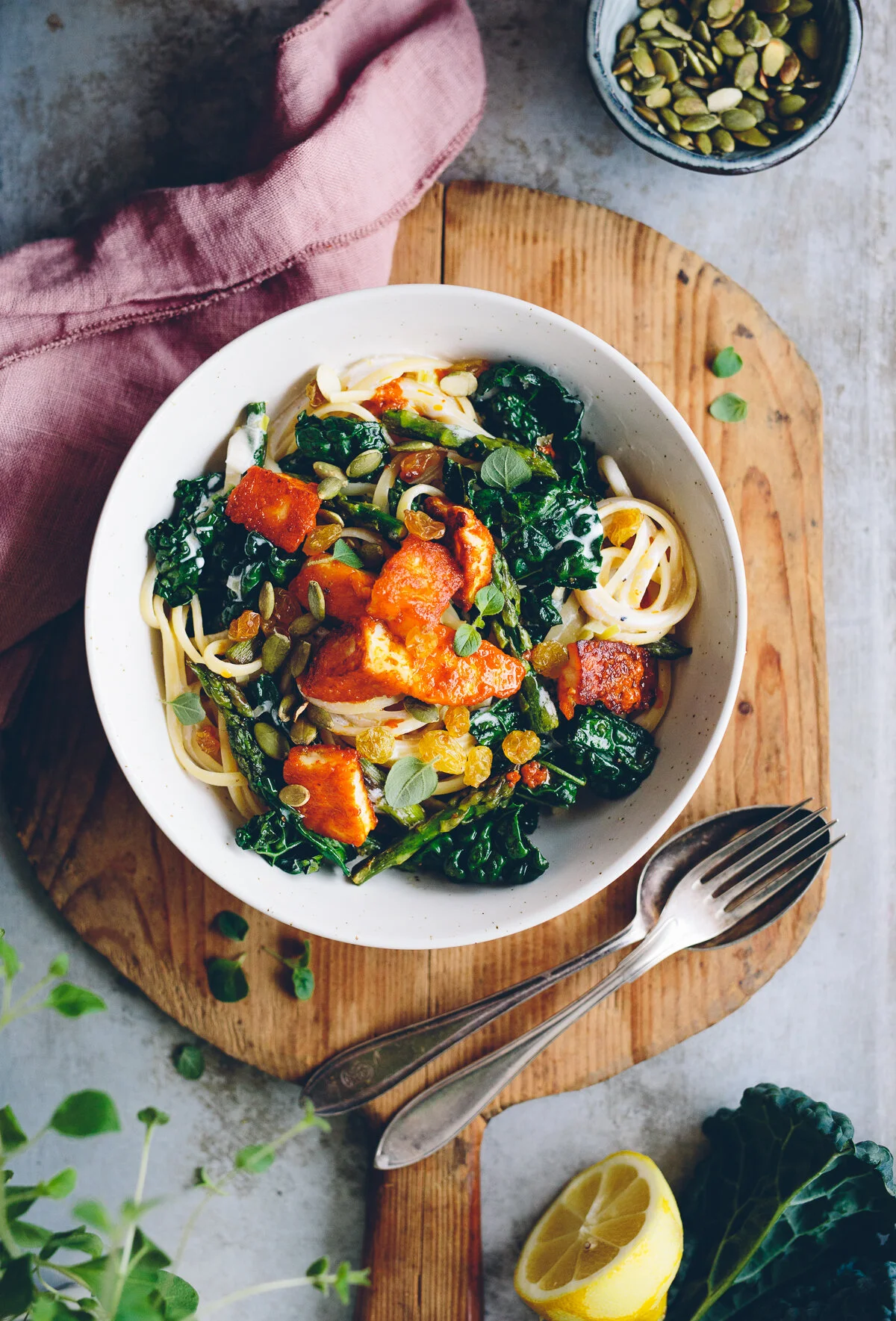 Krämig pasta med sparris, svartkål och harissavänd halloumi
