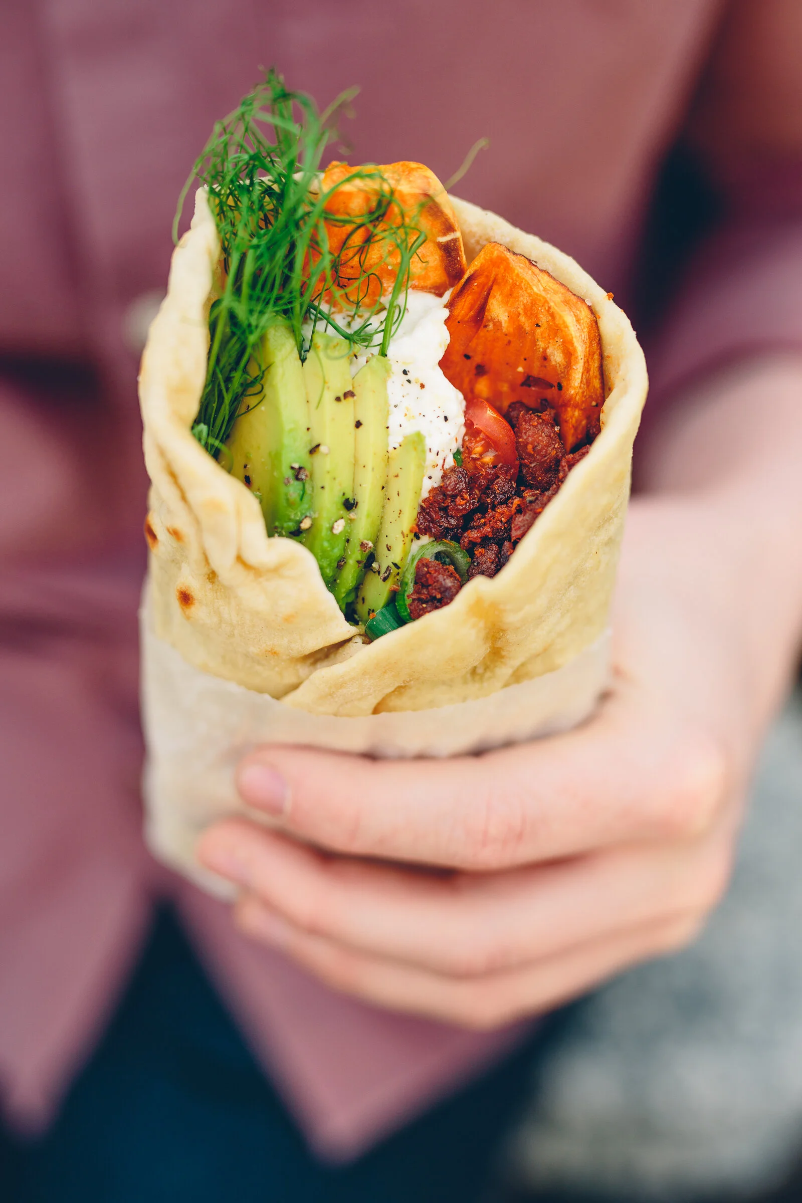 Dinkeltortilla med tandoorikryddad Pulled Oats, rostad sötpotatis, avokado och yoghurt