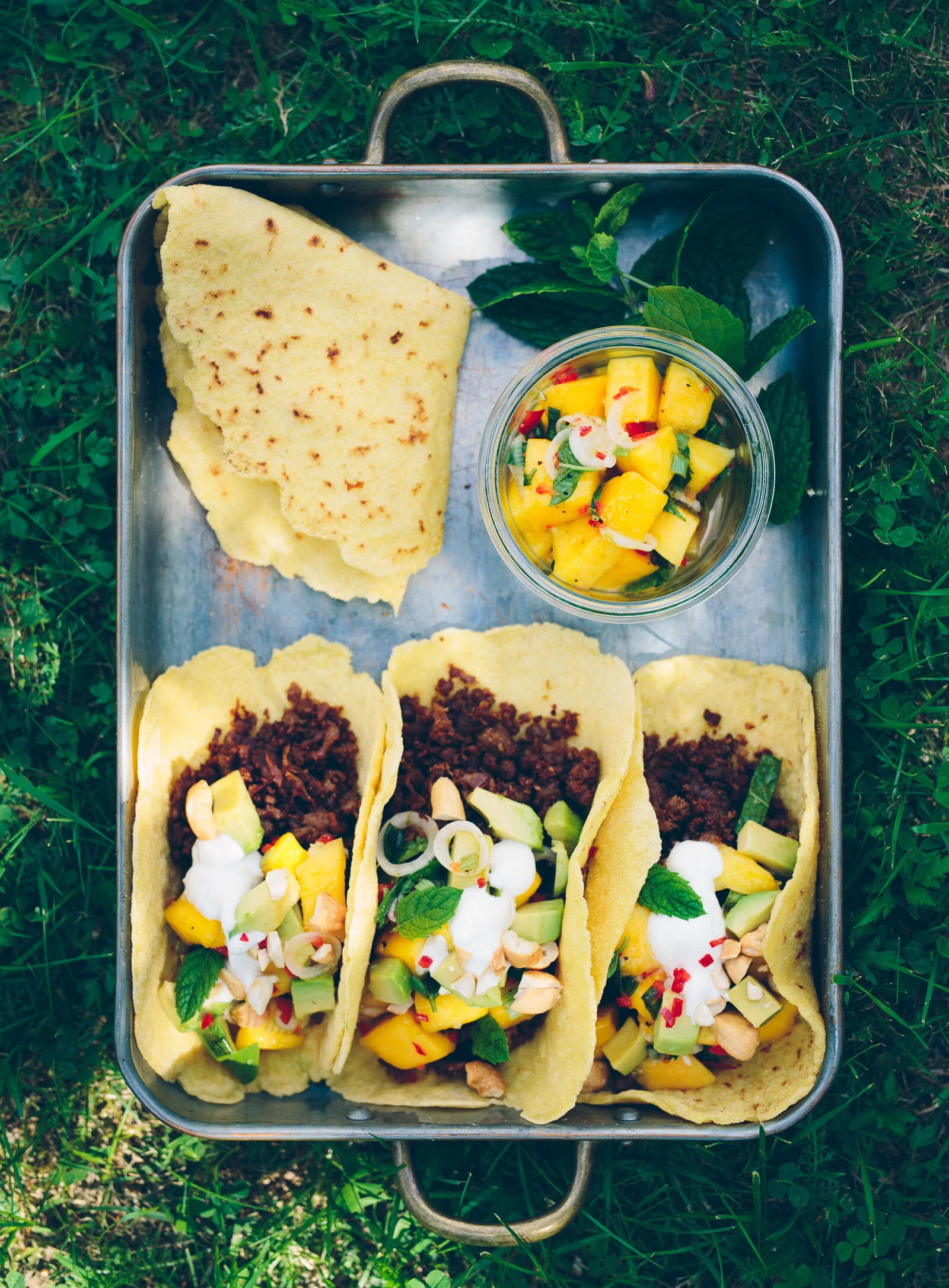 Tacoklämma med Pulled Oats Ingefära, Avokado och Het Mangosalsa