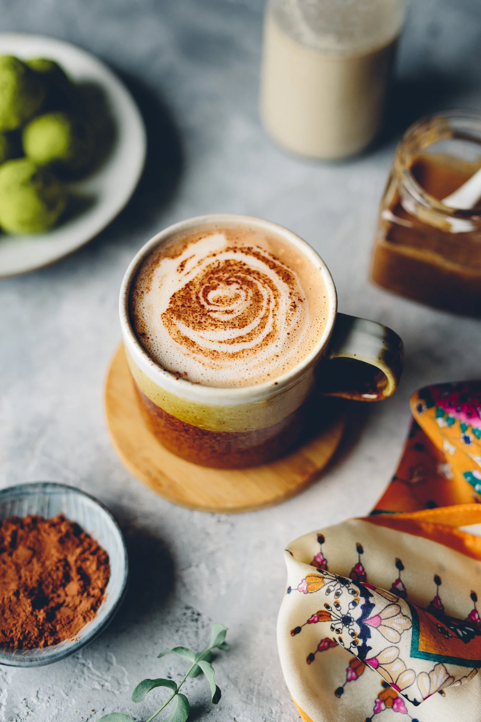 Adaptogenisk varm choklad med mandelsmör, chili och kaffe