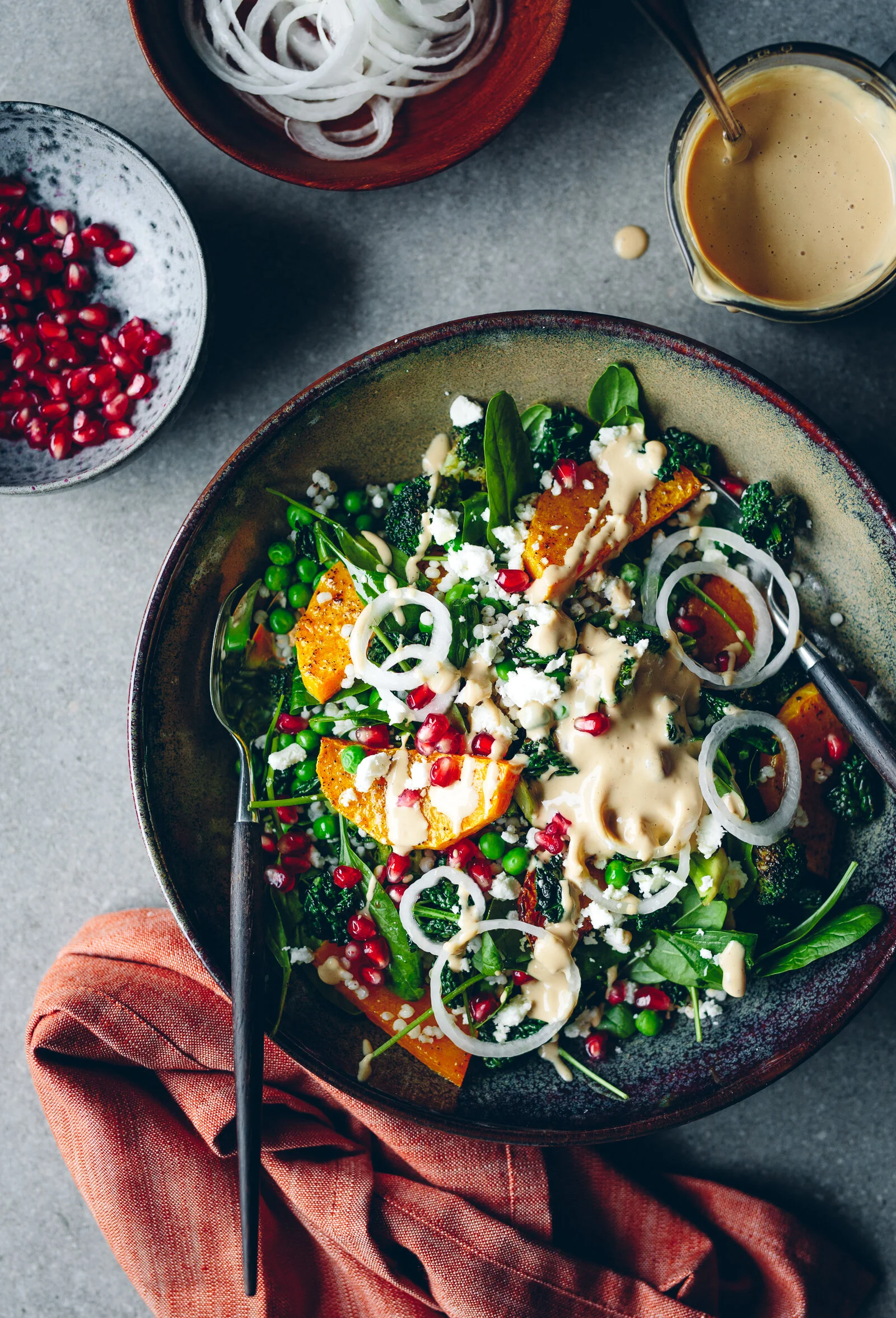 Vintersallad på pumpa, snabbfräst svartkål och picklad silverlök med tahini och senapsdressing