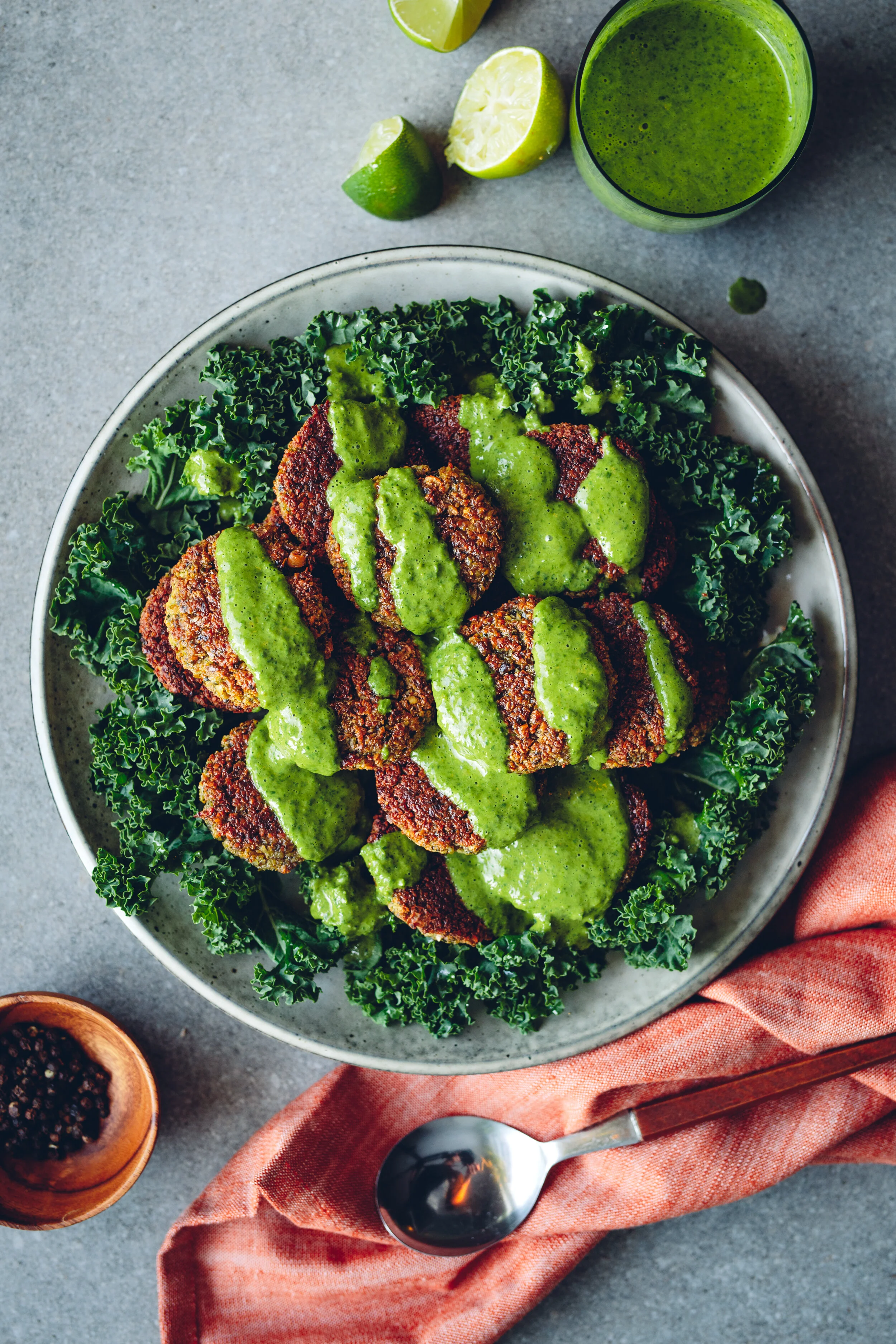 Julkryddad falafel med gröna ärtor och het örtsås