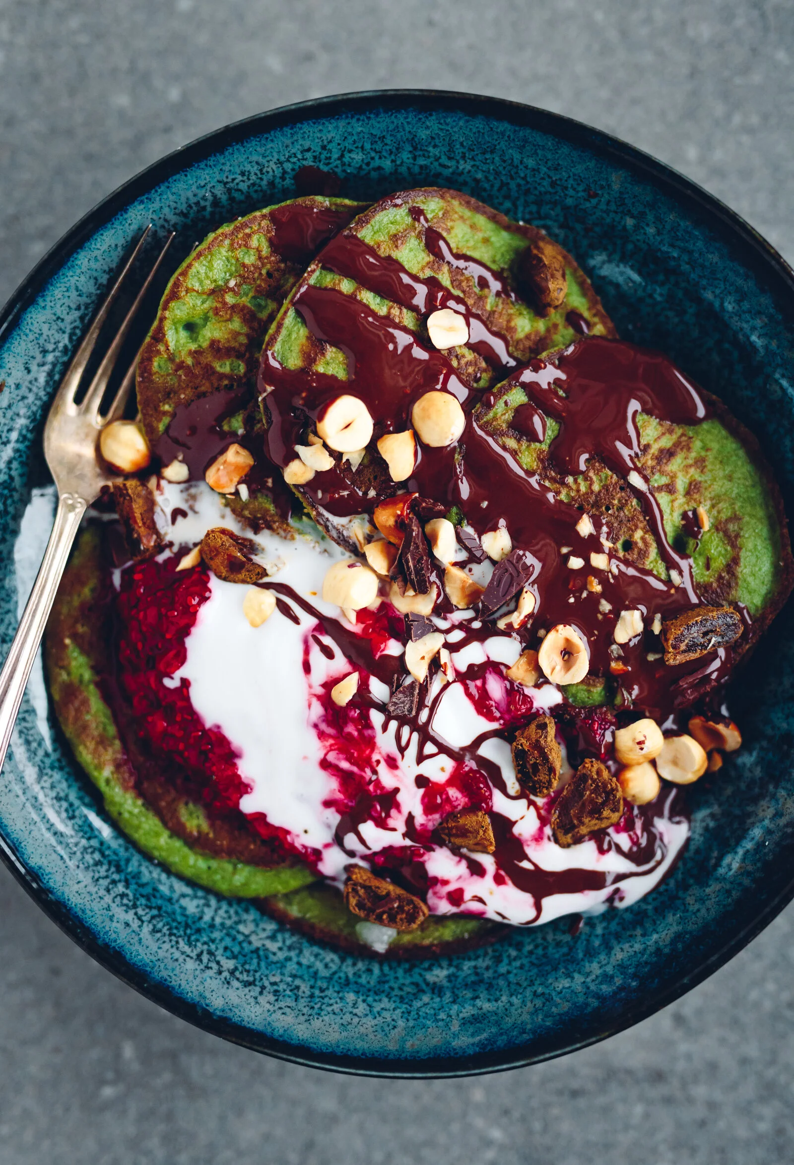 Gröna bananpannkakor med chiasylt och jordnötssmör- och chokladsås