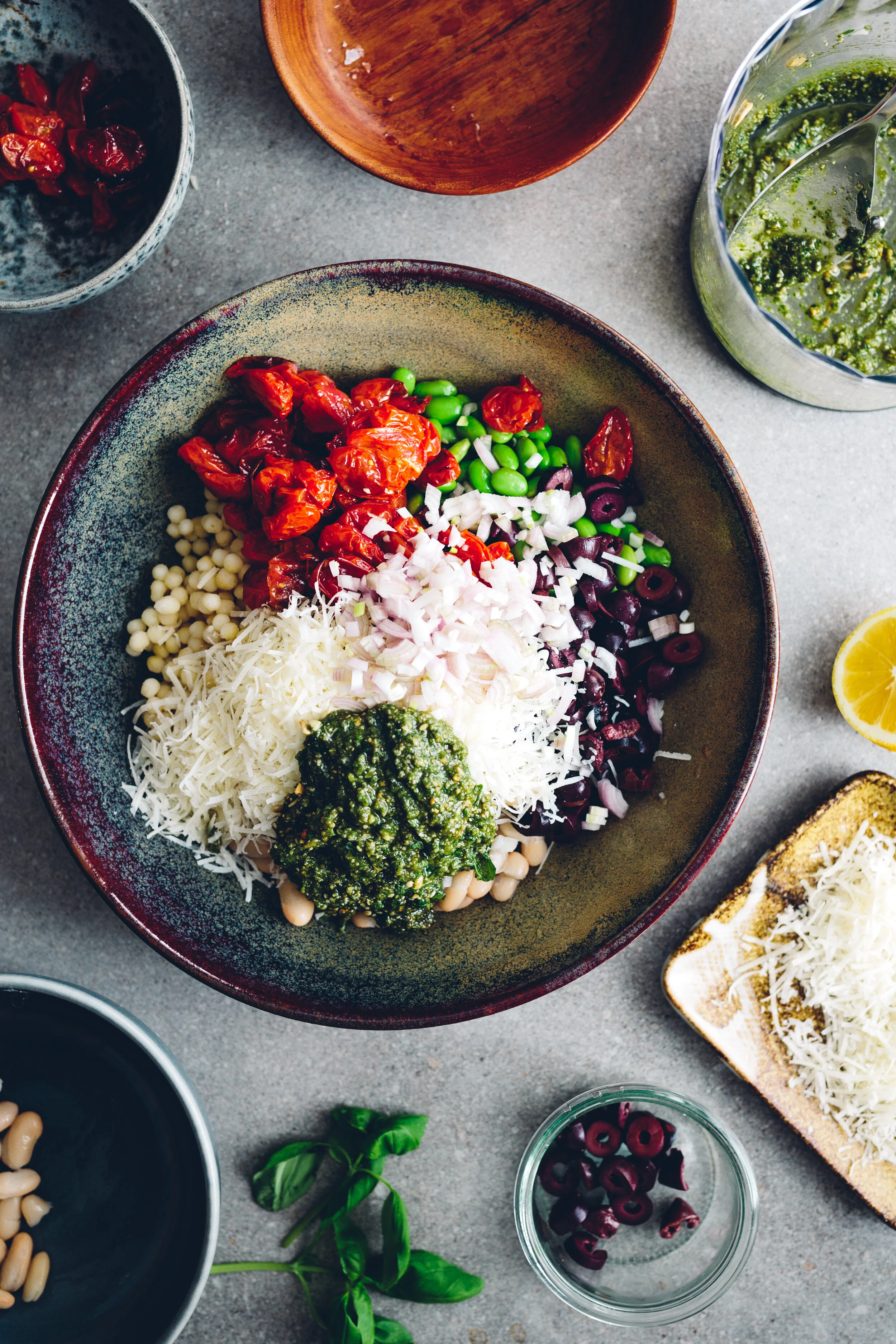Italiensk bönsallad med pärlcouscous, pesto & semi-rostade tomater