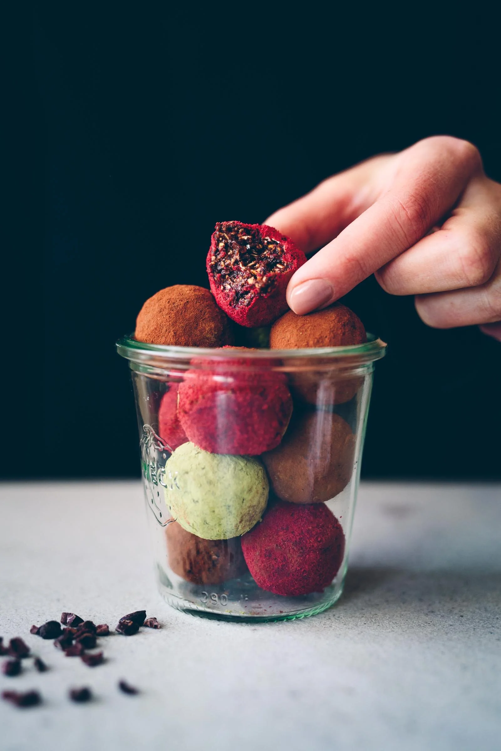 Chokladbollar på dadlar & mandelsmör