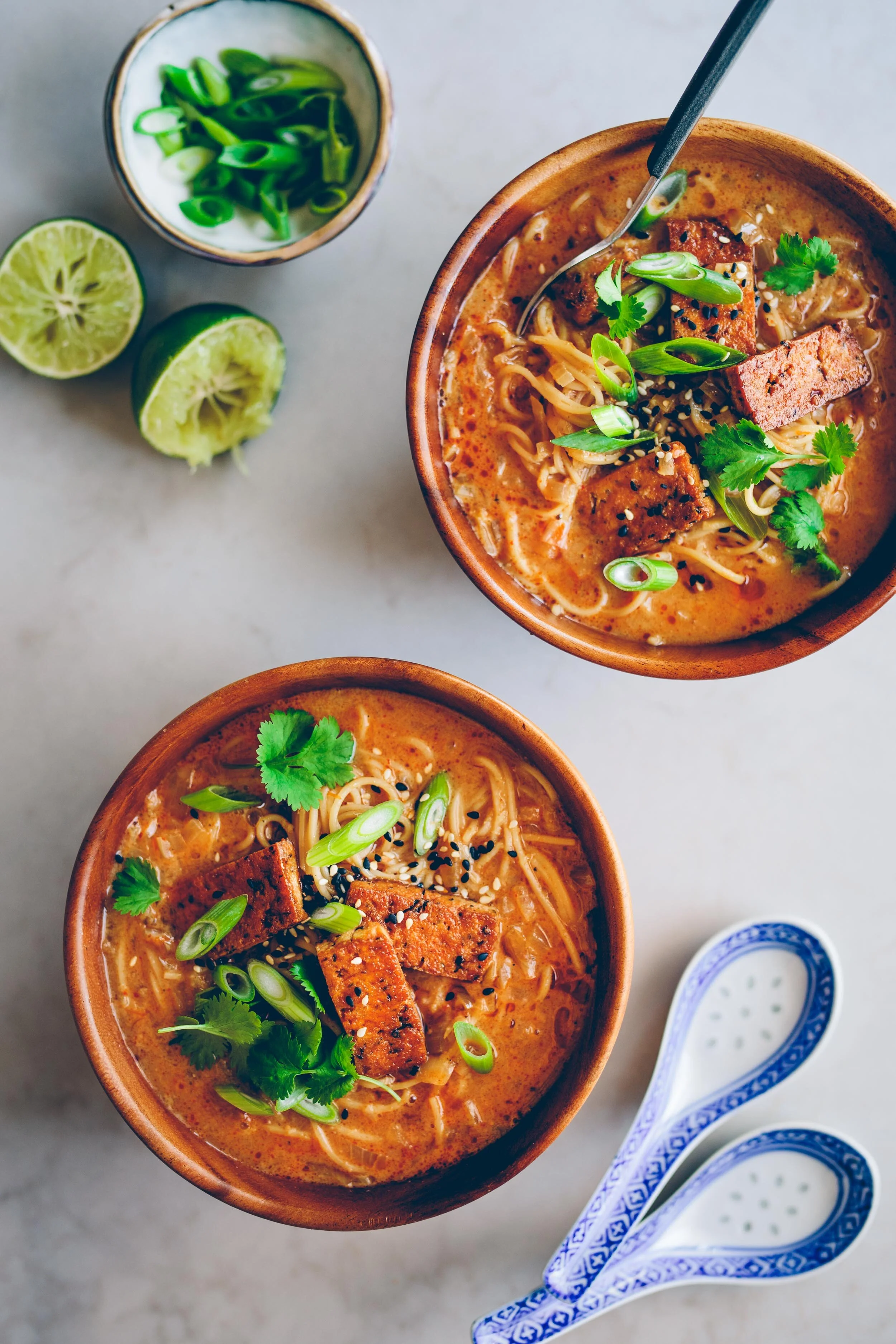 Mustig ramen med kokosmjölk, jordnötssmör & krispig tofu