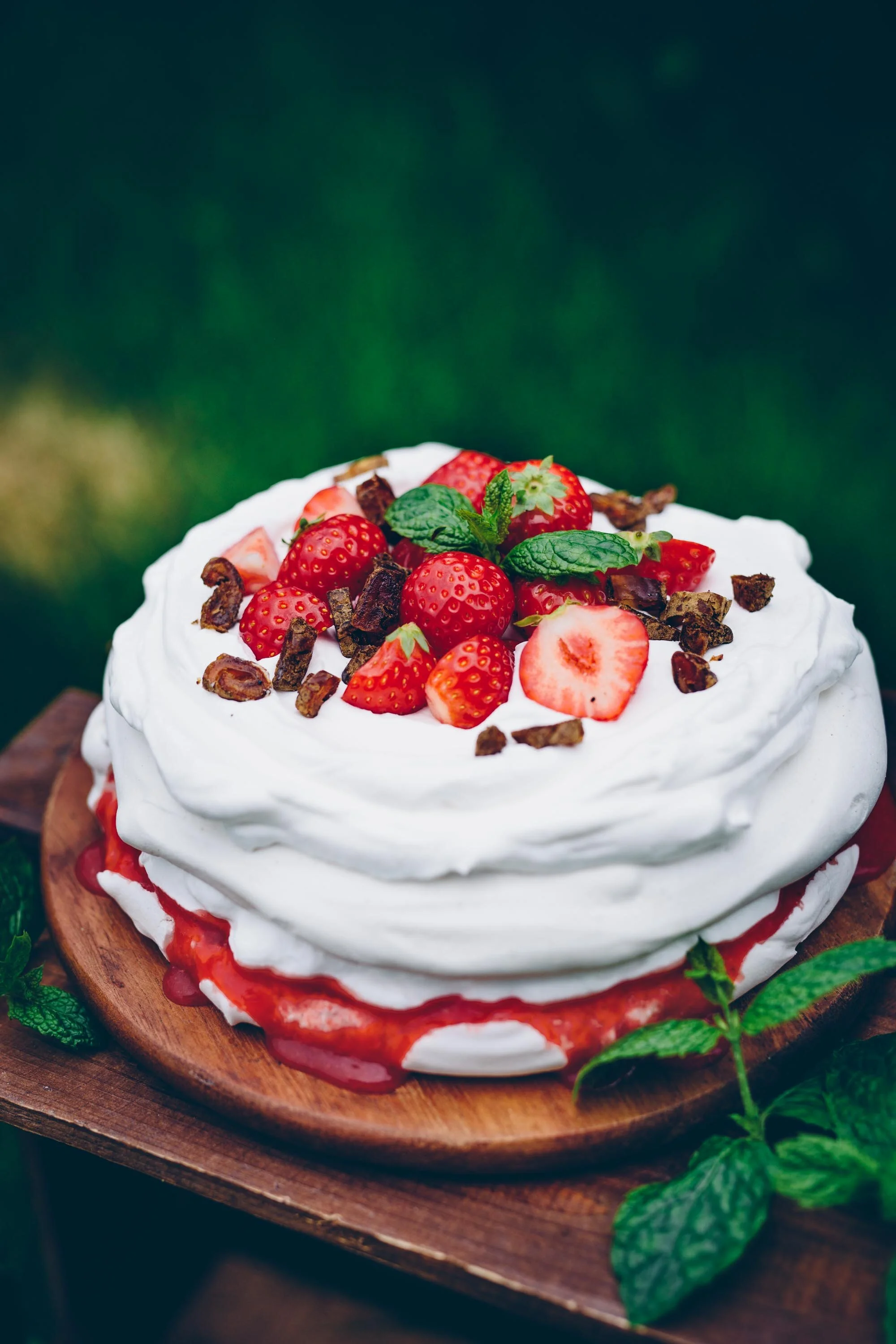Vegansk pavlova på kikärtsspad med jordgubbskräm & lakritsdadlar