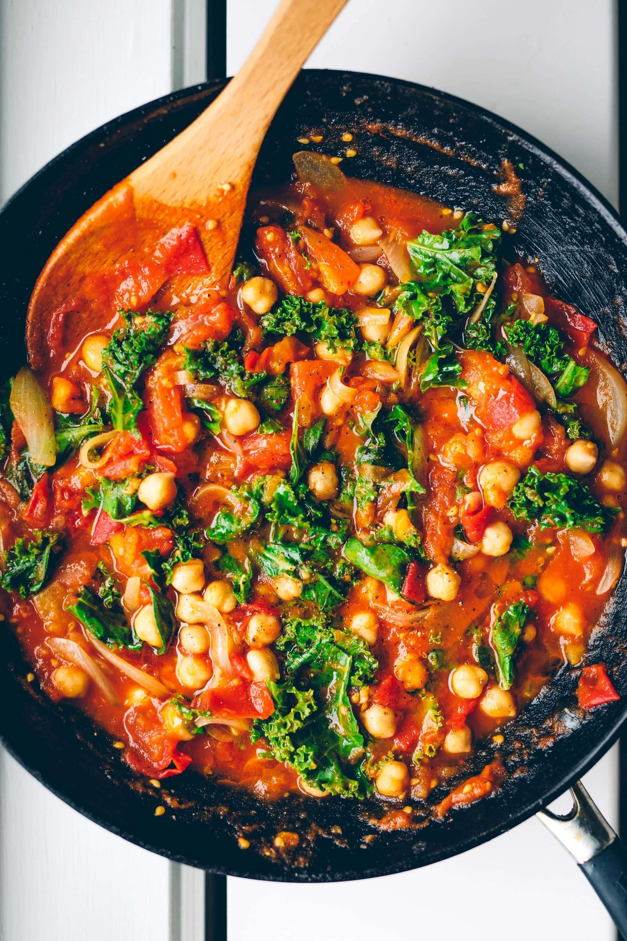 Rustik tomatsås med kikärtor och grönkål
