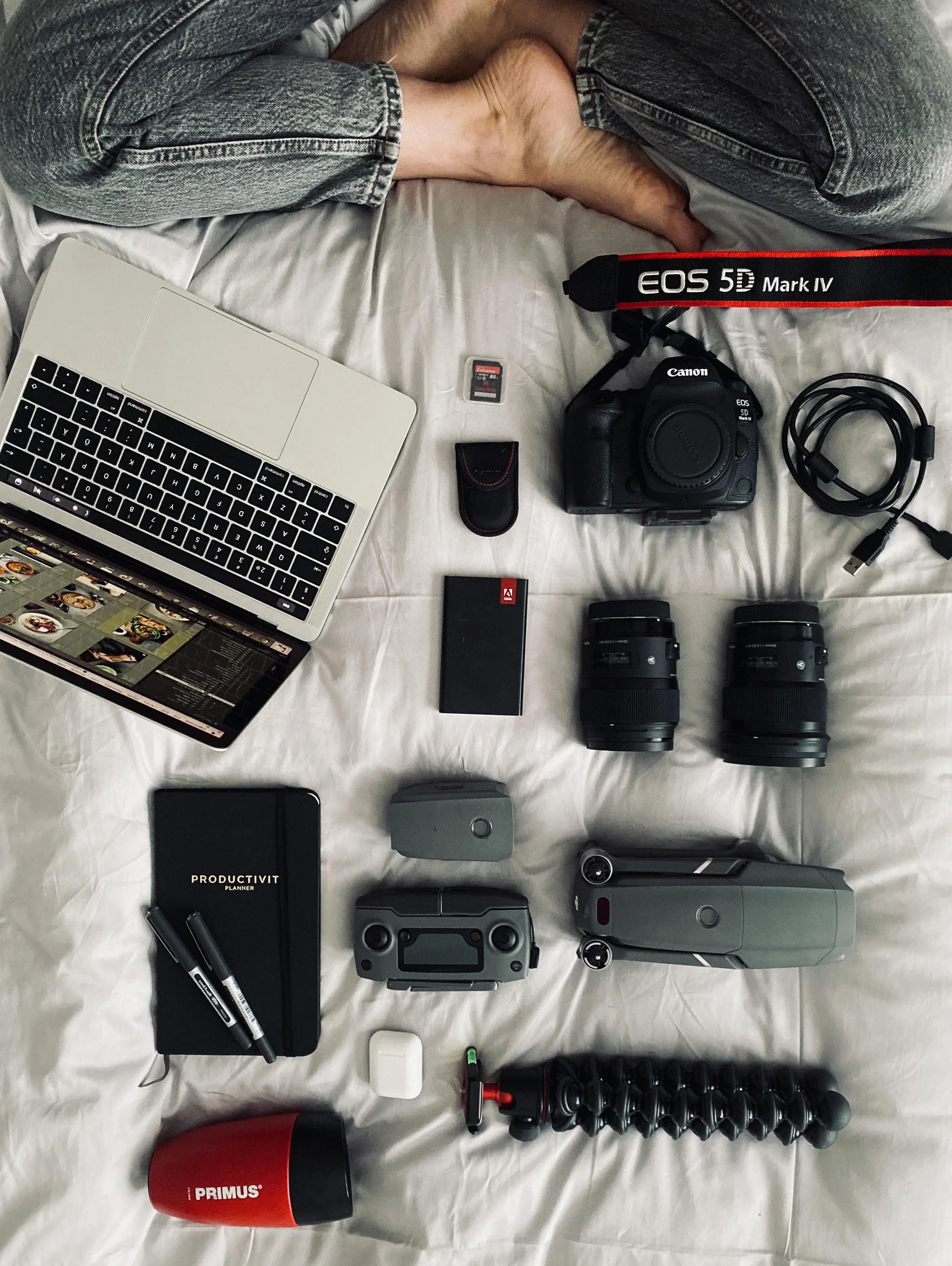 I min kameraväska + mitt hemmakontor!