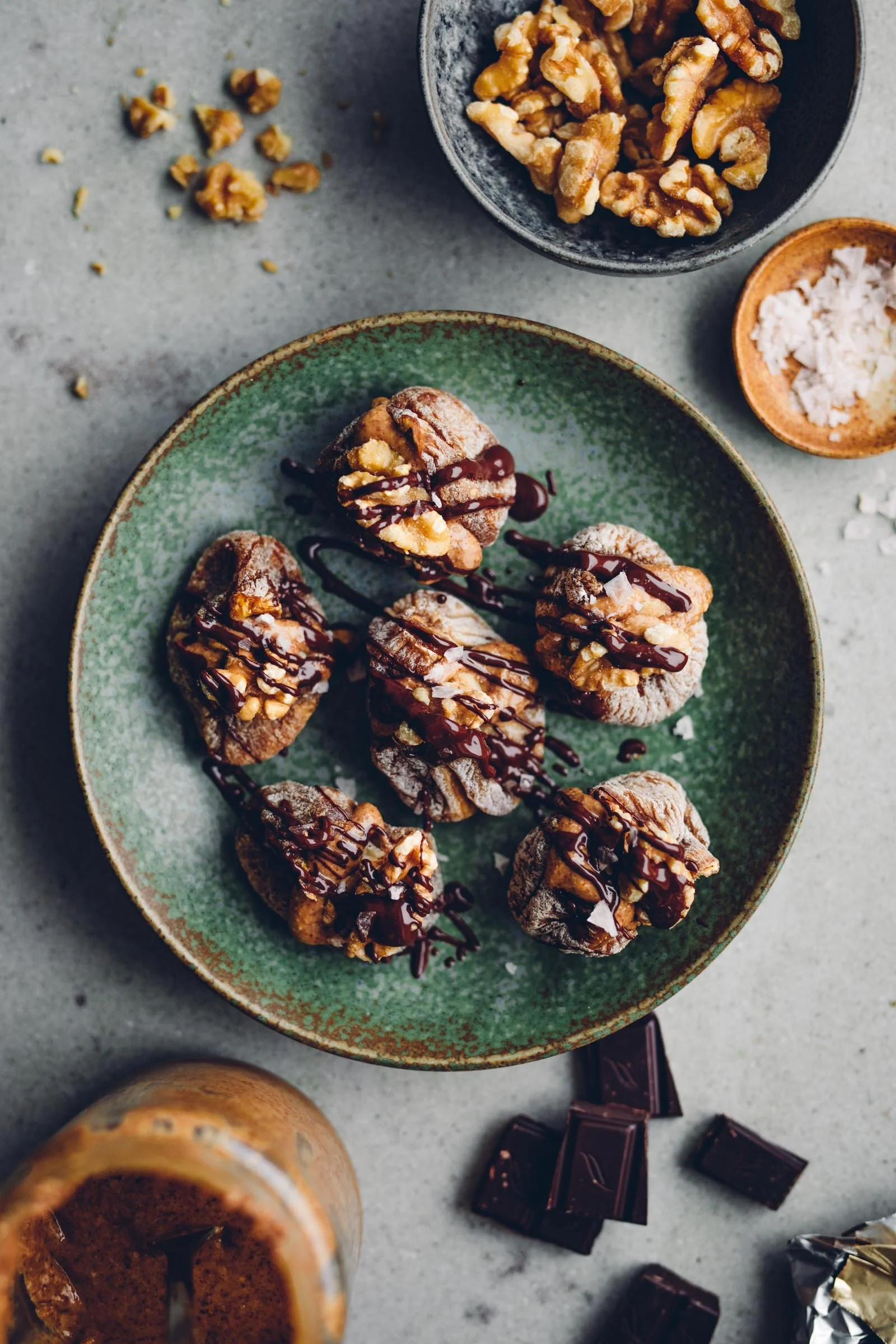 Fyllda fikon med mandelsmör, valnötter, mörk choklad och flingsalt