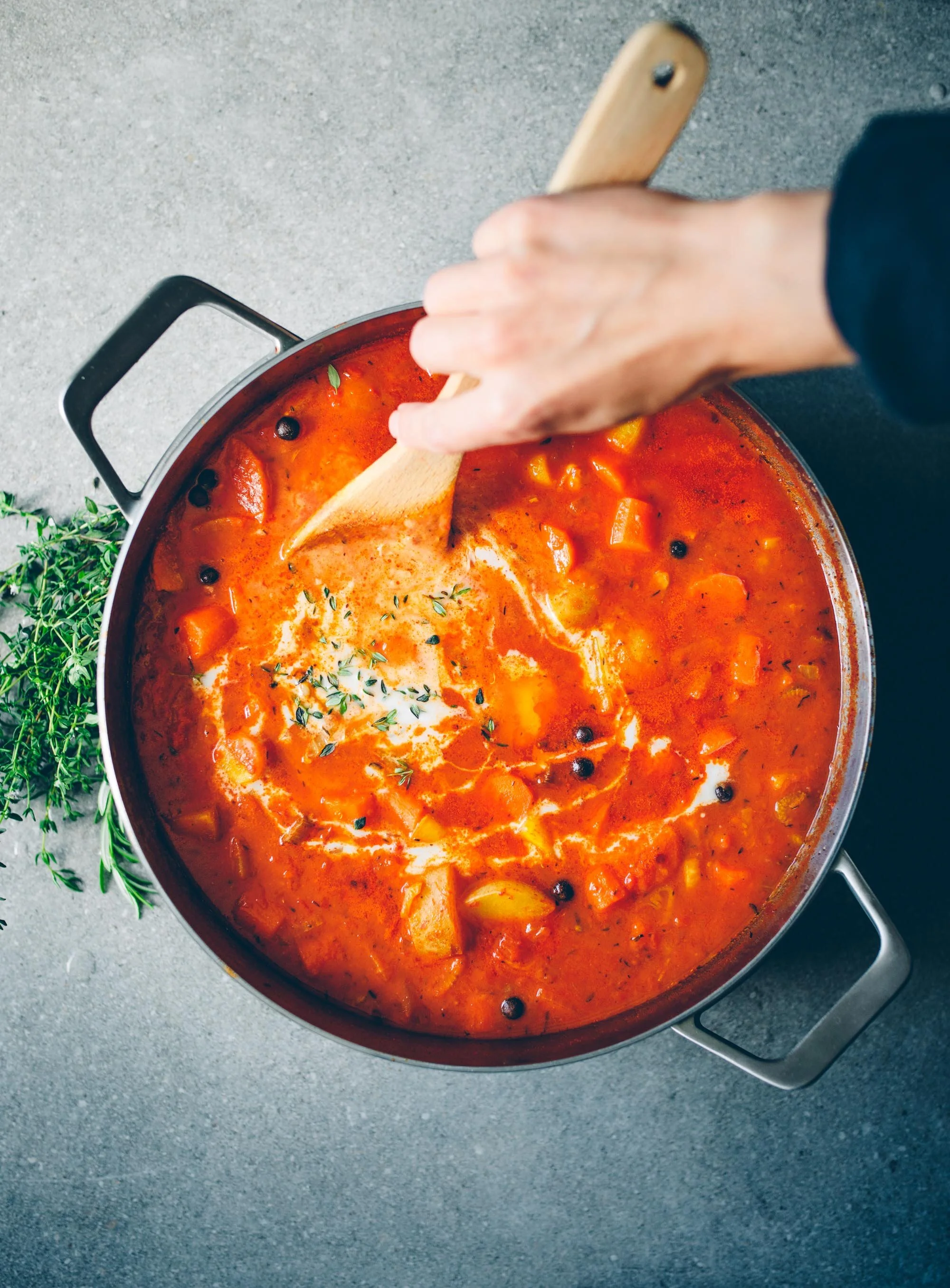 Vegansk Bouillabaisse med rotfrukter och kikärtor