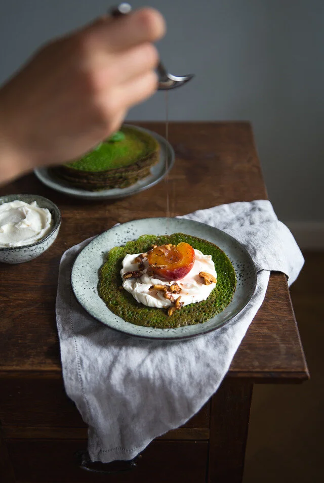 SPINACH & BASIL GALETTES WITH GOAT CREAM CHEESE & HONEY POACHED PEACHES / SPENAT & BASILIKAGALETTER MED GETOSTPHILADELPHIA & HONUNGSPOCHERADE PERSIKOR