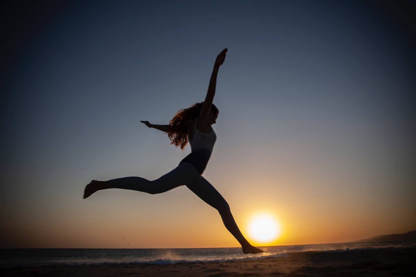 Let's dare to jump, and maybe we'll fly! Happy full moon 🌕😊

📸 @ikifrederike_photographer 

#yogagirl #loveandalliscoming #yogafit #sunsetyoga #inspiredyogis #jumpingfitness #wellnesscoach #healthylifestyle #trustyourjourney #freeyourself