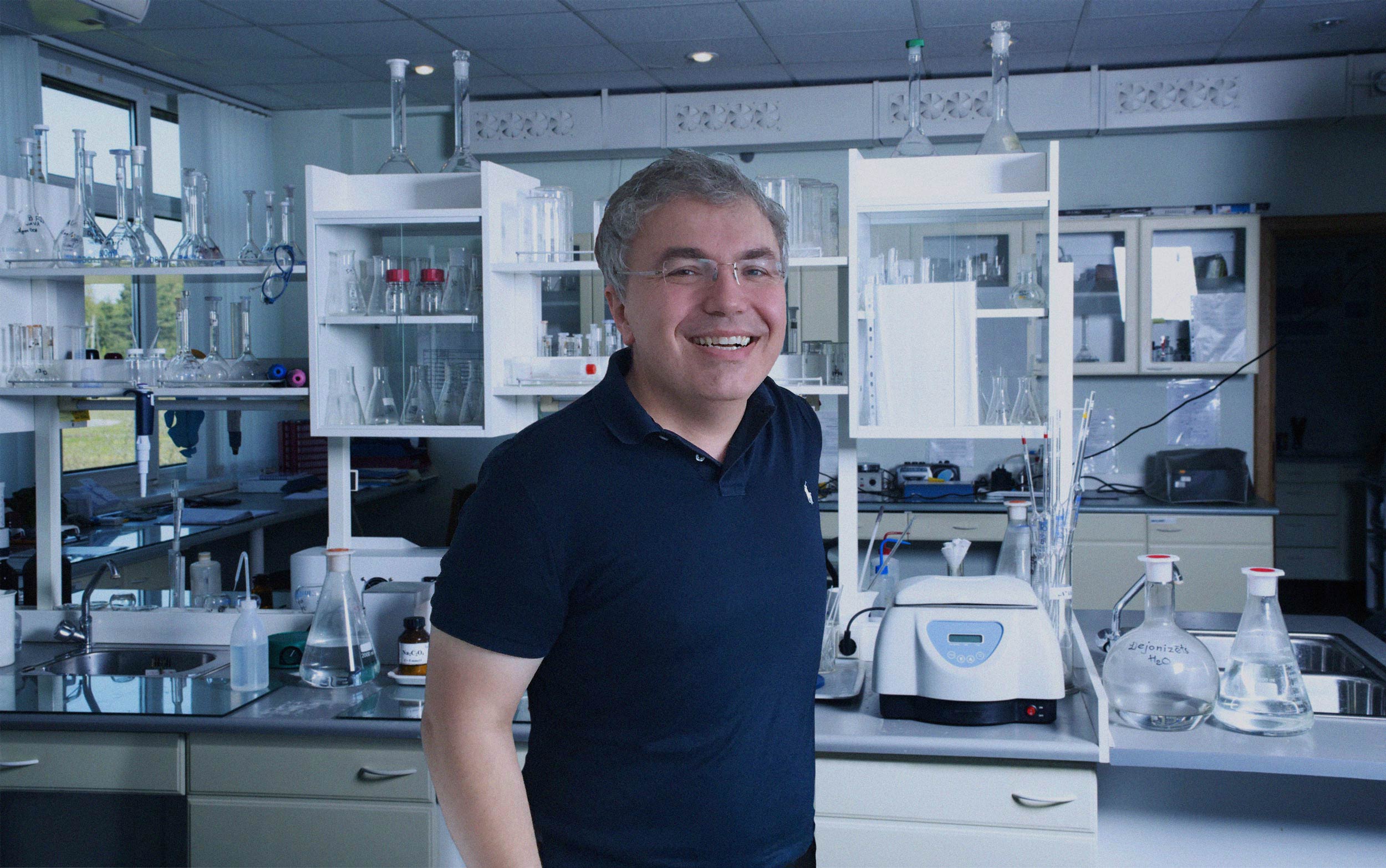 Stefan-in-lab2.jpg