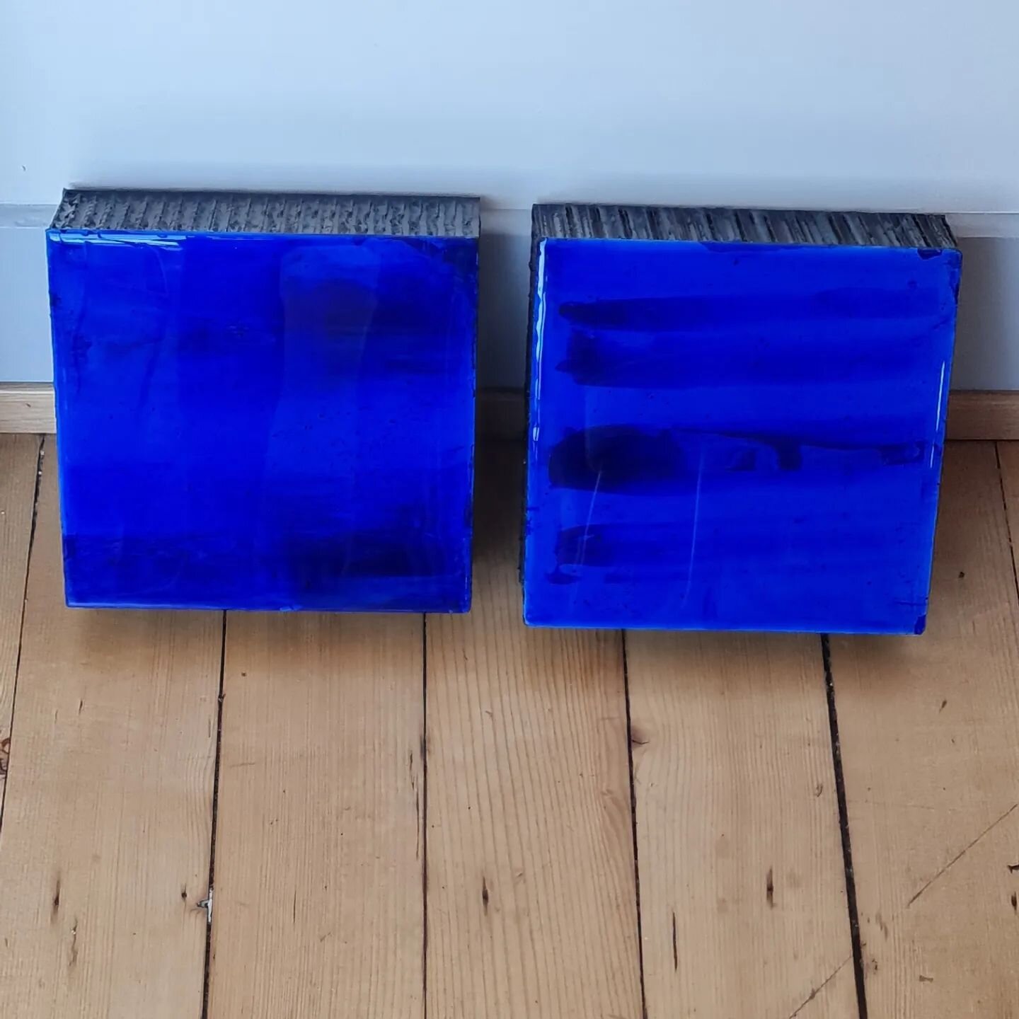 💫 Available artworks in Geneva.&nbsp;PM if interested&nbsp;

V&eacute;ro Straubhaar&nbsp;
Glossy pieces&nbsp;
Colours: Blue, Magenta and red&nbsp;
Sizes: 25 x 25 cm (magenta) / 28 x 28 cm (red) / 21.5 x 21.5cm (Yves Klein Blue).
...

V&eacute;ro Str