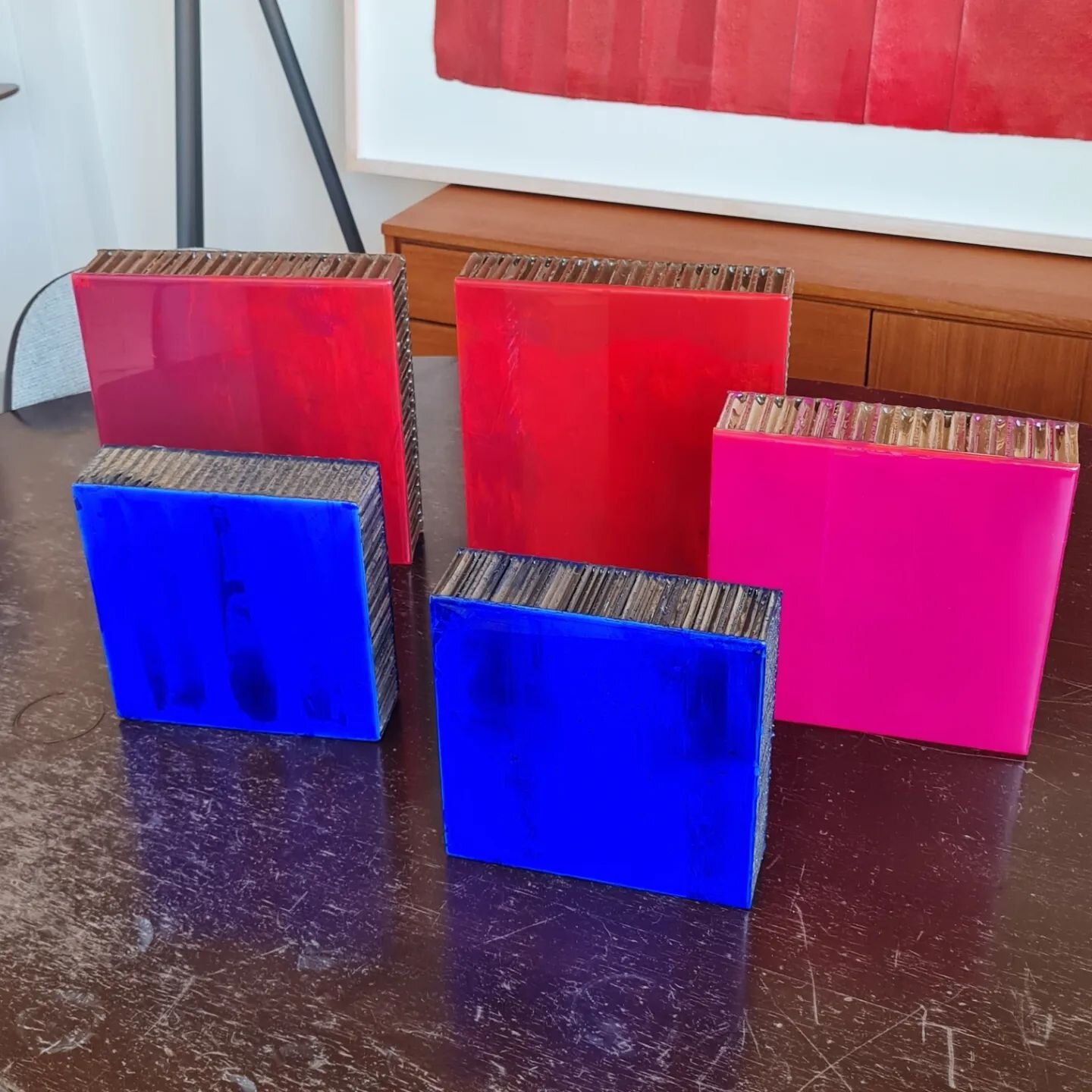 🎨💫 Available artworks in Geneva.&nbsp;PM if interested&nbsp;

V&eacute;ro Straubhaar&nbsp;
Glossy pieces&nbsp;
Colours: Blue, Magenta and Red&nbsp;
Sizes: 25 x 25 cm (magenta) / 28 x 28 cm (red) / 21.5 x 21.5cm (Yves Klein blue)
...

V&eacute;ro St