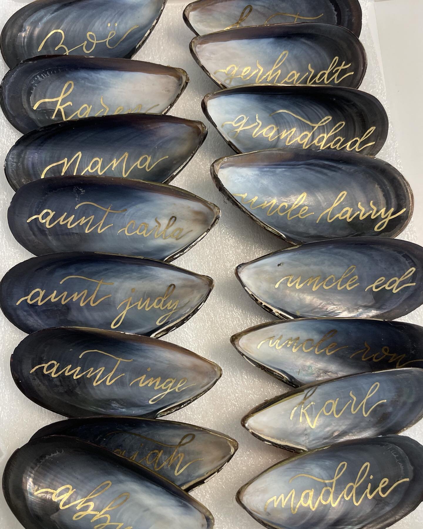 Sometimes, the final product is just so mesmerizing to look at. The shells just have a natural beauty.

#Calligraphy #placecards #paintpens #decocolor #personalized #musselshell #onthedock #onthebeach #beachtime #handwritten #seashells #gold #wedding