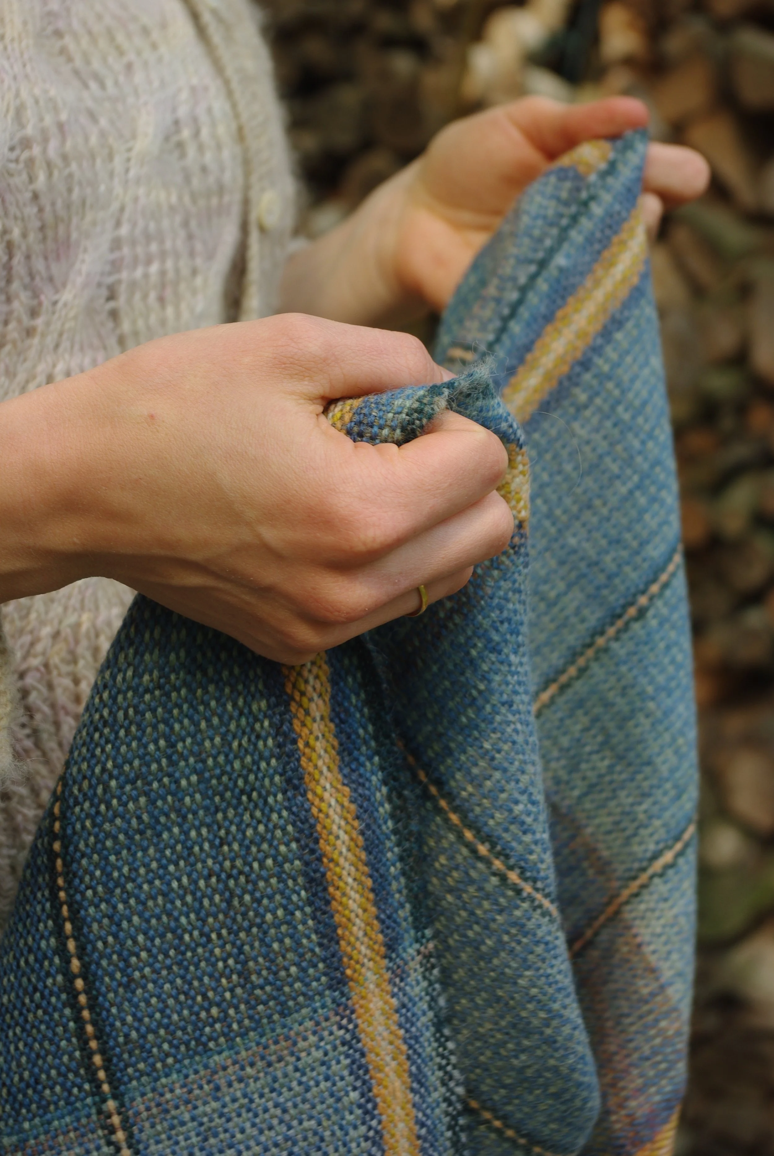 Handwoven Woolen Shawl N° 11 - handgewebter Schal